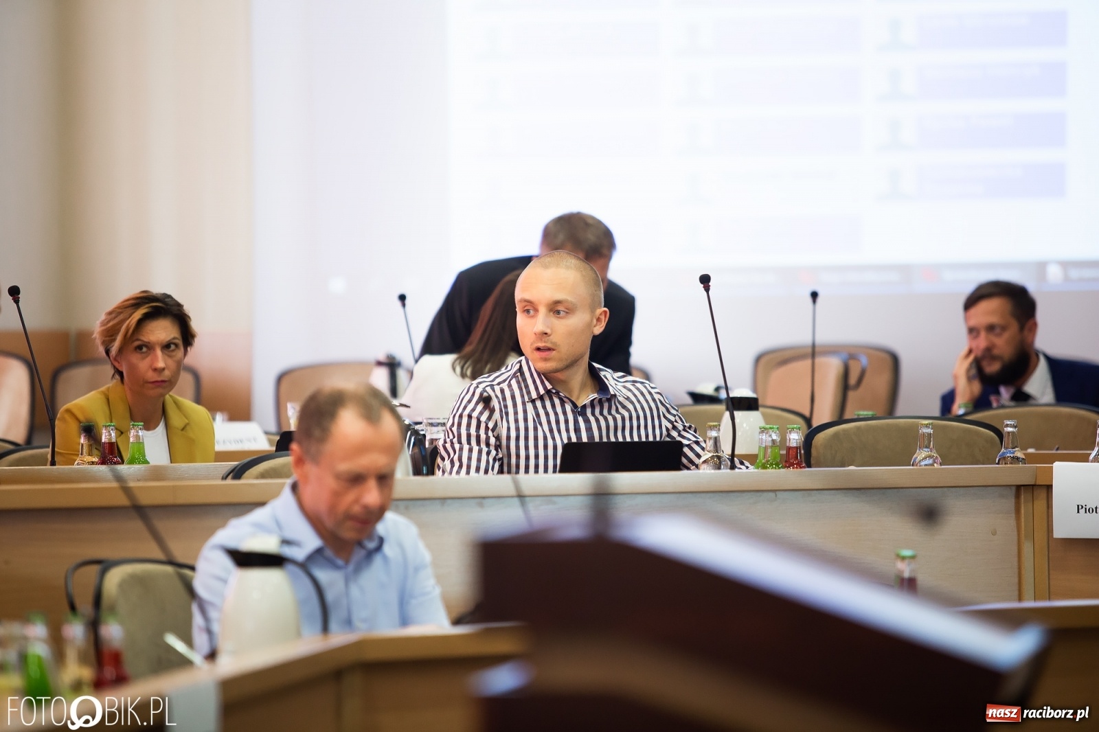 Zdjęcie w galerii na portalu naszraciborz.pl: Oddajcie nam nasz szpital rejonowy! Baner zawędrował na sesję  wiadomości z regionu