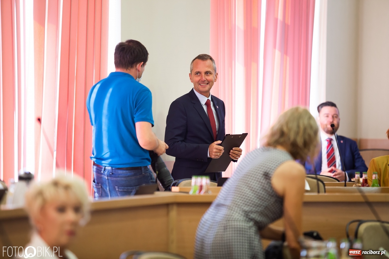 Zdjęcie w galerii na portalu naszraciborz.pl: Oddajcie nam nasz szpital rejonowy! Baner zawędrował na sesję  wiadomości z regionu