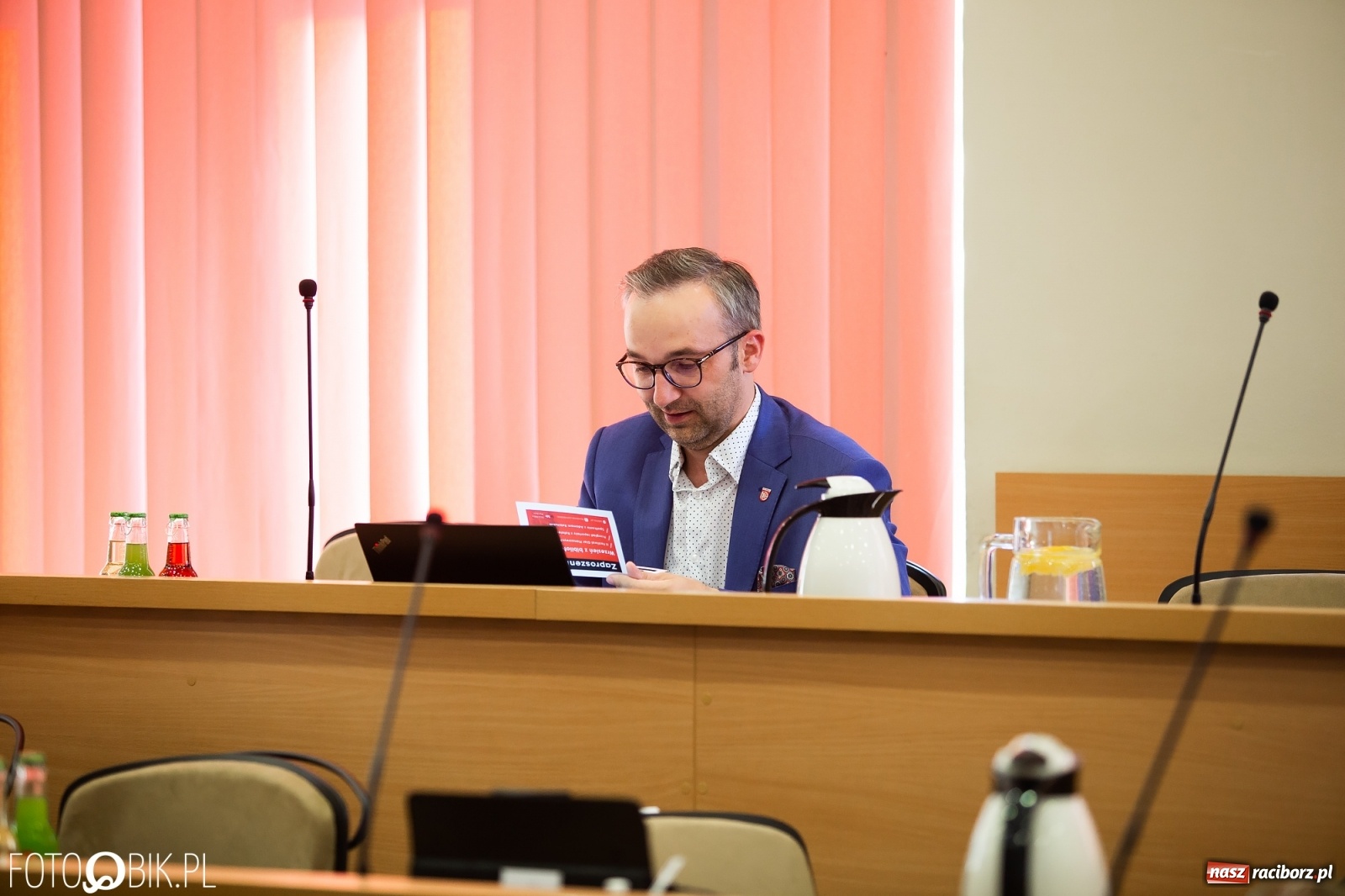 Zdjęcie w galerii na portalu naszraciborz.pl: Oddajcie nam nasz szpital rejonowy! Baner zawędrował na sesję  wiadomości z regionu