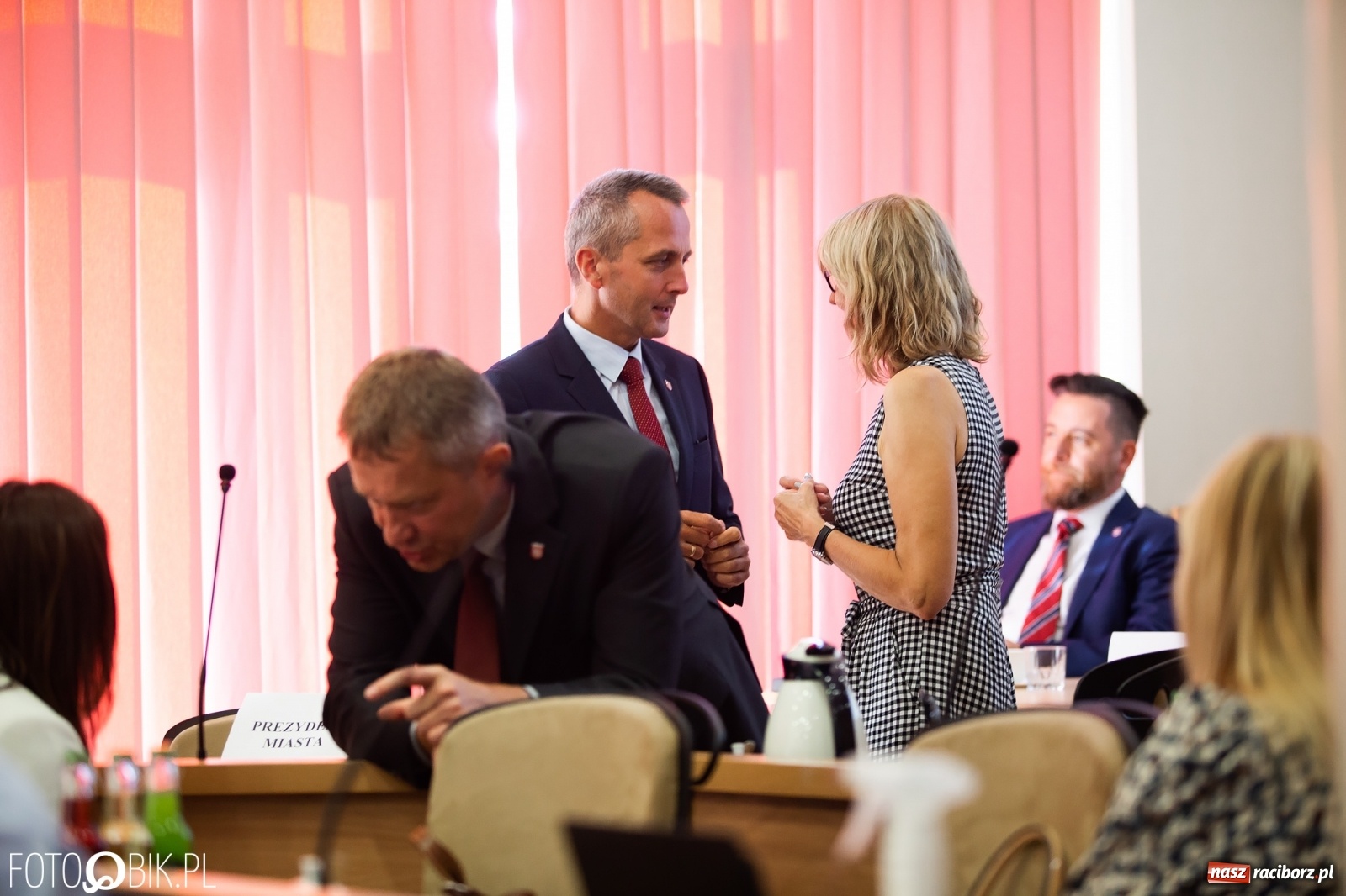 Zdjęcie w galerii na portalu naszraciborz.pl: Oddajcie nam nasz szpital rejonowy! Baner zawędrował na sesję  wiadomości z regionu