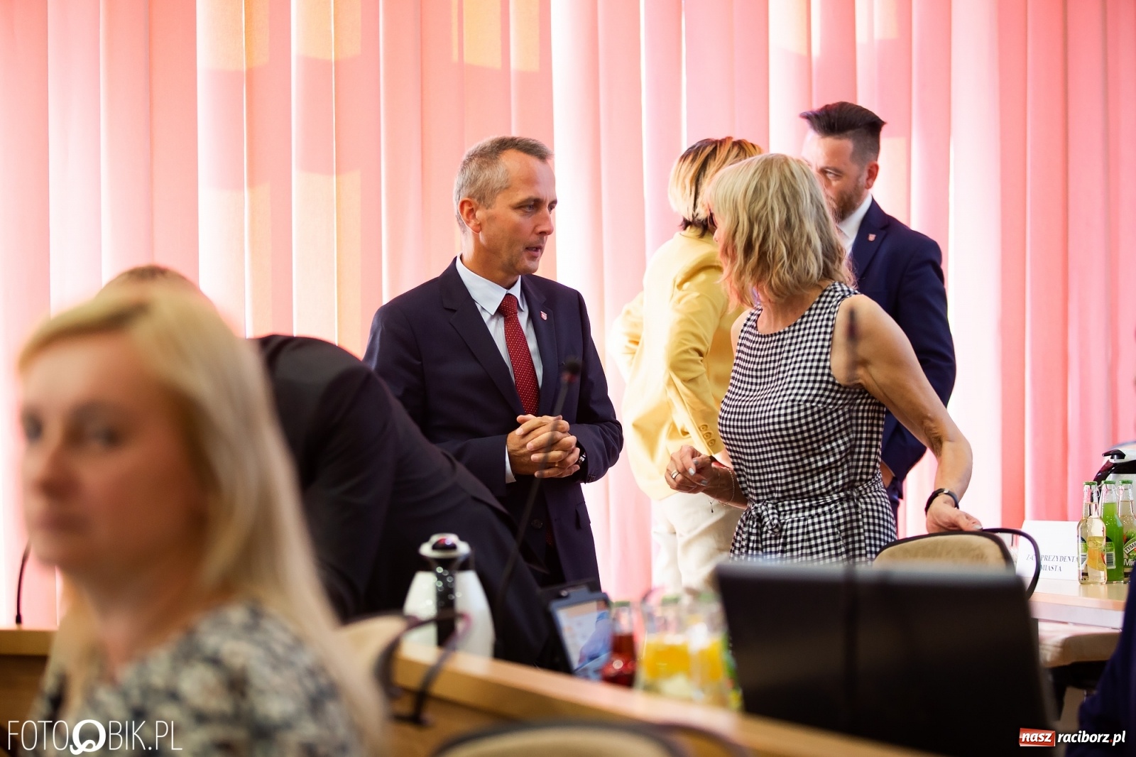 Zdjęcie w galerii na portalu naszraciborz.pl: Oddajcie nam nasz szpital rejonowy! Baner zawędrował na sesję  wiadomości z regionu