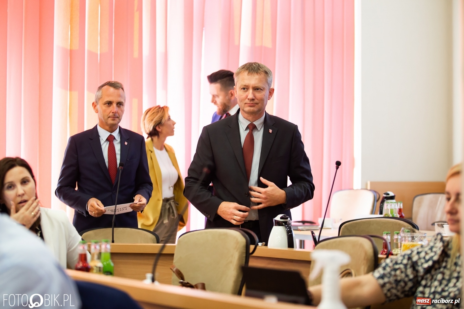 Zdjęcie w galerii na portalu naszraciborz.pl: Oddajcie nam nasz szpital rejonowy! Baner zawędrował na sesję  wiadomości z regionu