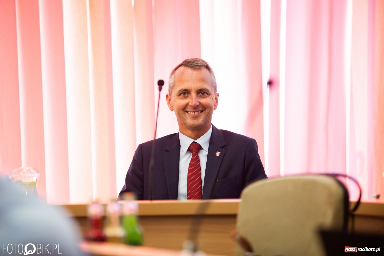 Zdjęcie w galerii na portalu naszraciborz.pl: Oddajcie nam nasz szpital rejonowy! Baner zawędrował na sesję  wiadomości z regionu