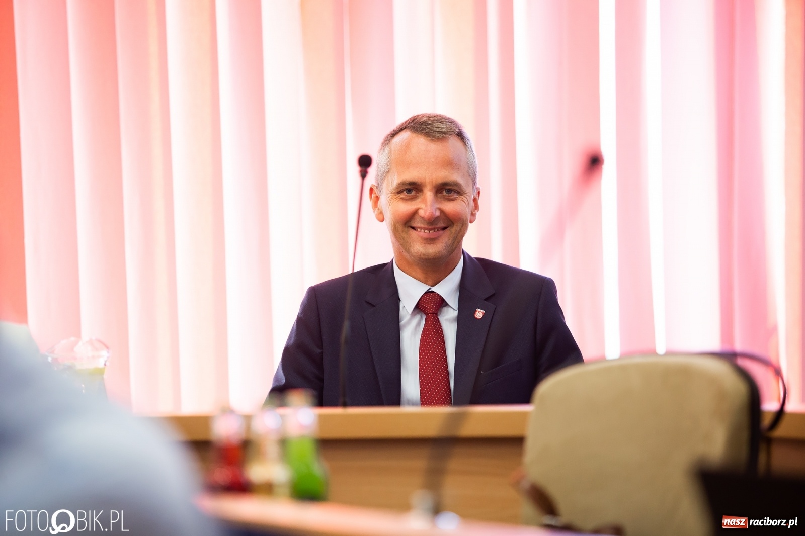 Zdjęcie w galerii na portalu naszraciborz.pl: Oddajcie nam nasz szpital rejonowy! Baner zawędrował na sesję  wiadomości z regionu