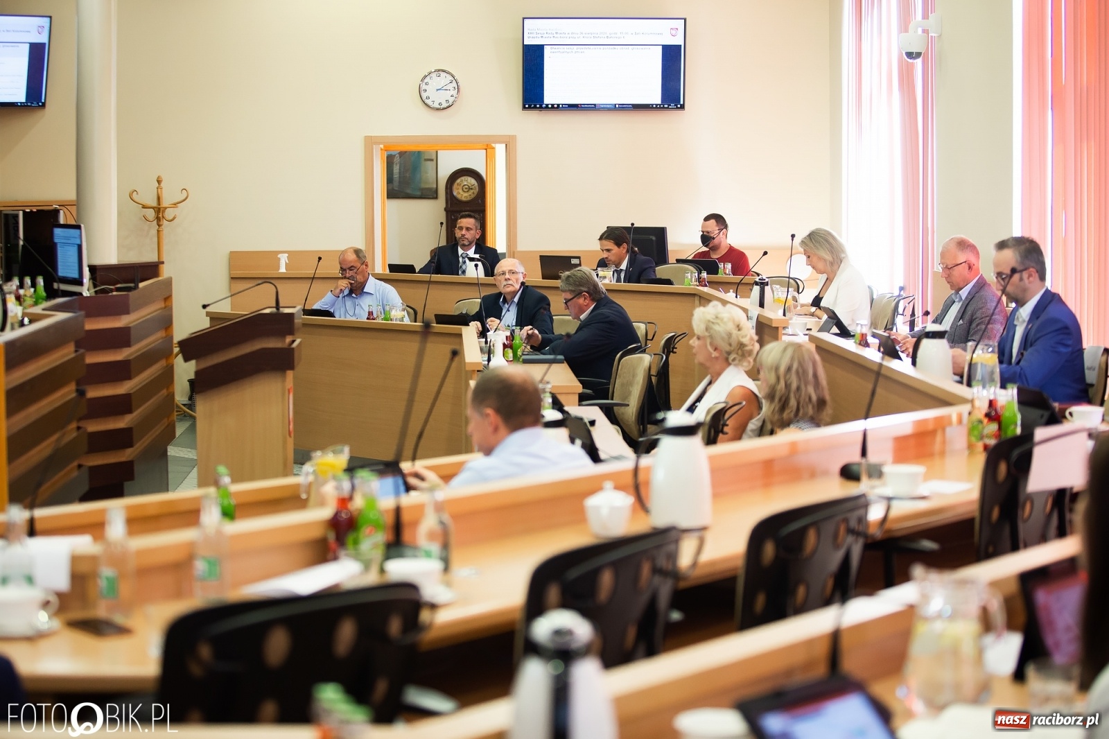 Zdjęcie w galerii na portalu naszraciborz.pl: Oddajcie nam nasz szpital rejonowy! Baner zawędrował na sesję  wiadomości z regionu