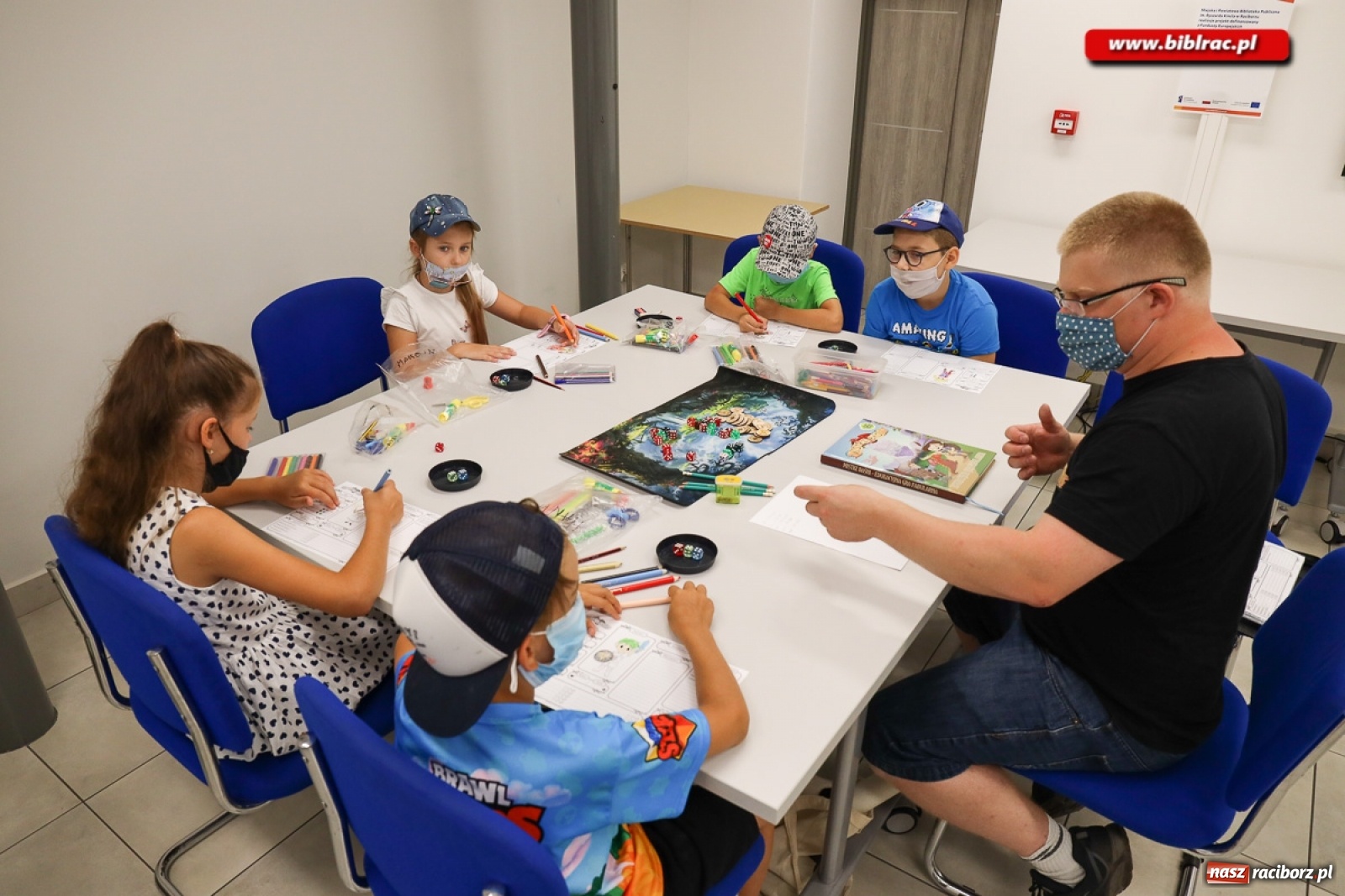 Zdjęcie w galerii na portalu naszraciborz.pl: W raciborskiej bibliotece wszystko gra! wiadomości z regionu