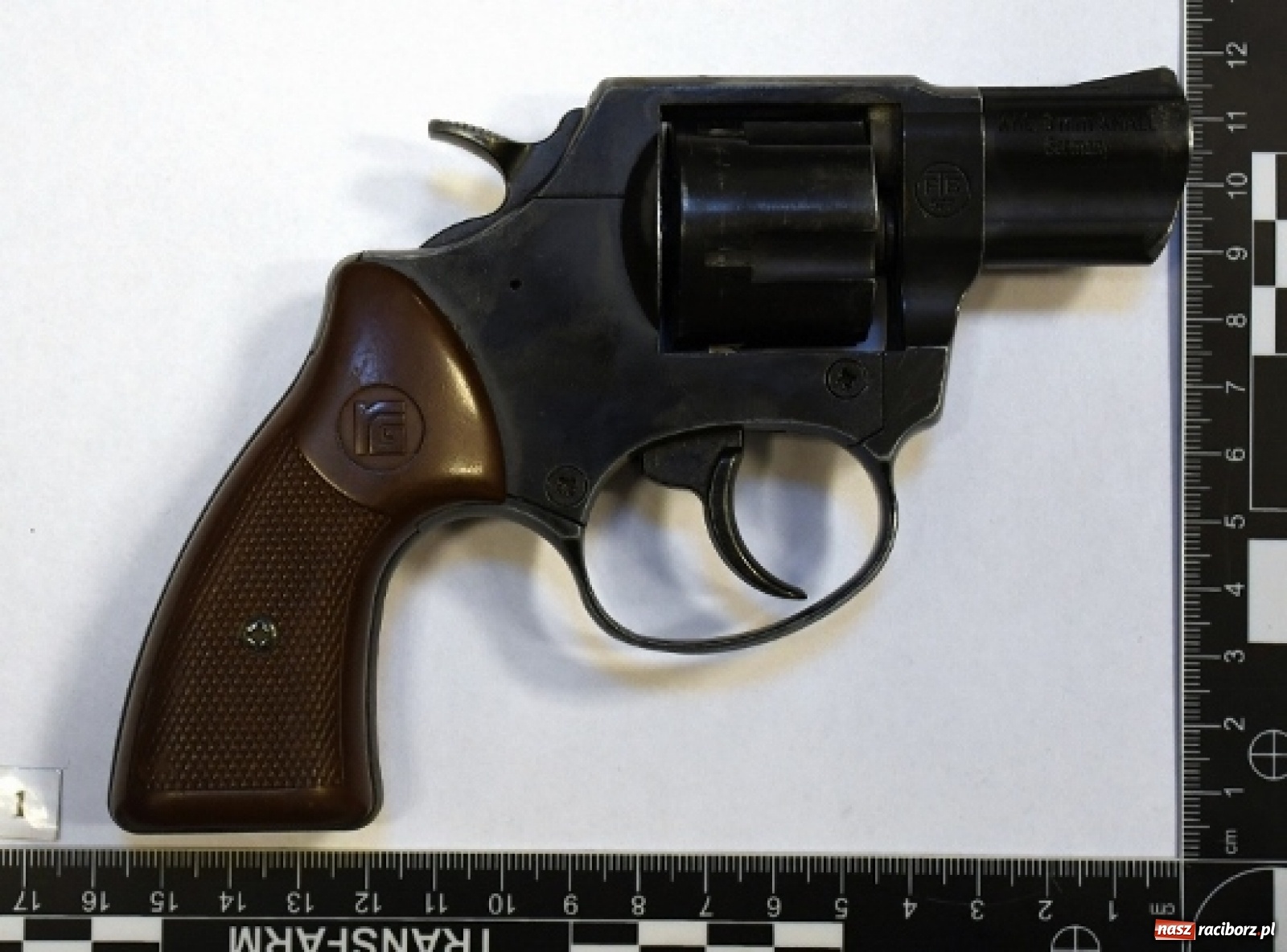 Zdjęcie w galerii na portalu naszraciborz.pl: 35-latek posiadał rewolwer bez zezwolenia wiadomości z regionu