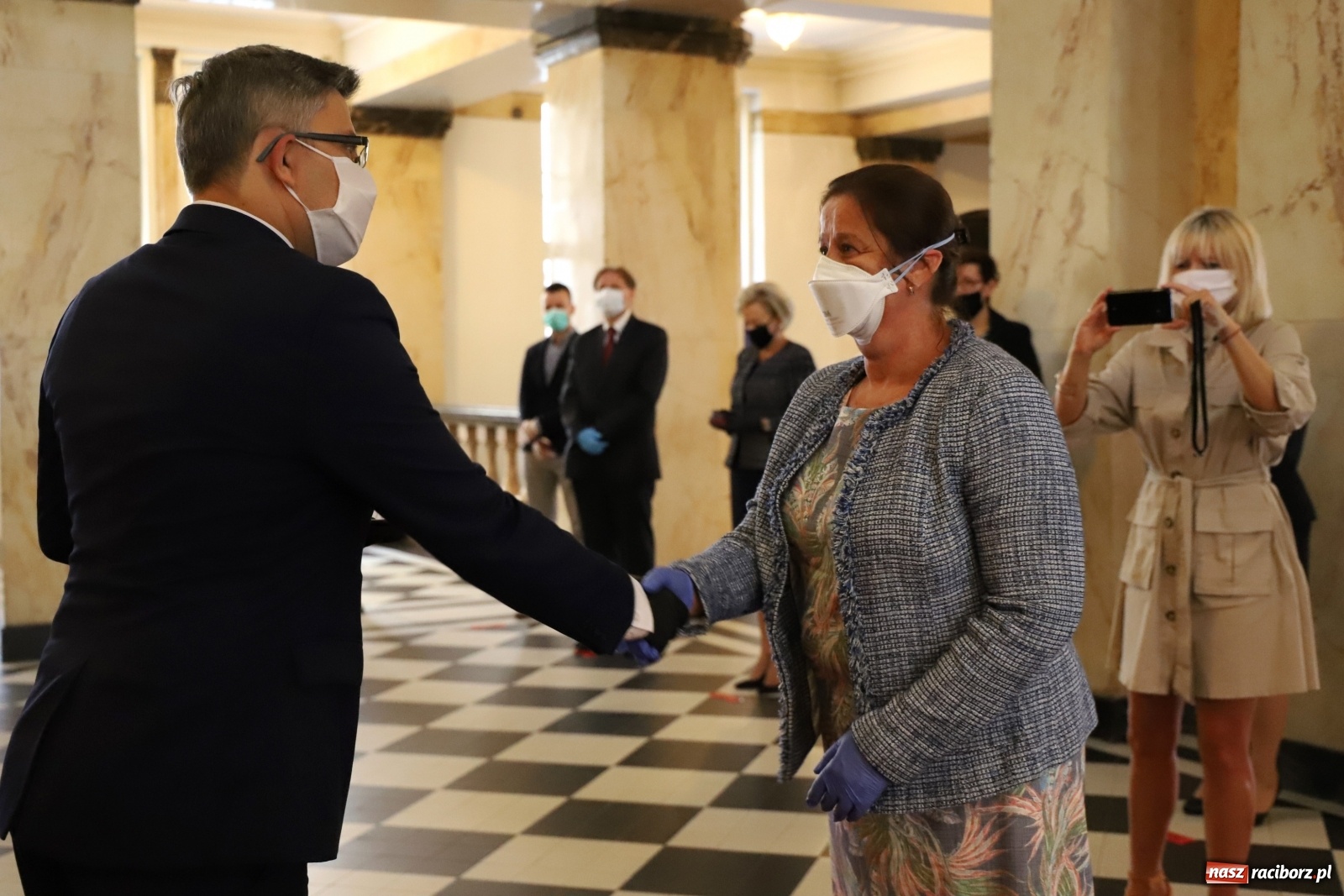 Zdjęcie w galerii na portalu naszraciborz.pl: Pracownicy służby zdrowia uhonorowani  wiadomości z regionu