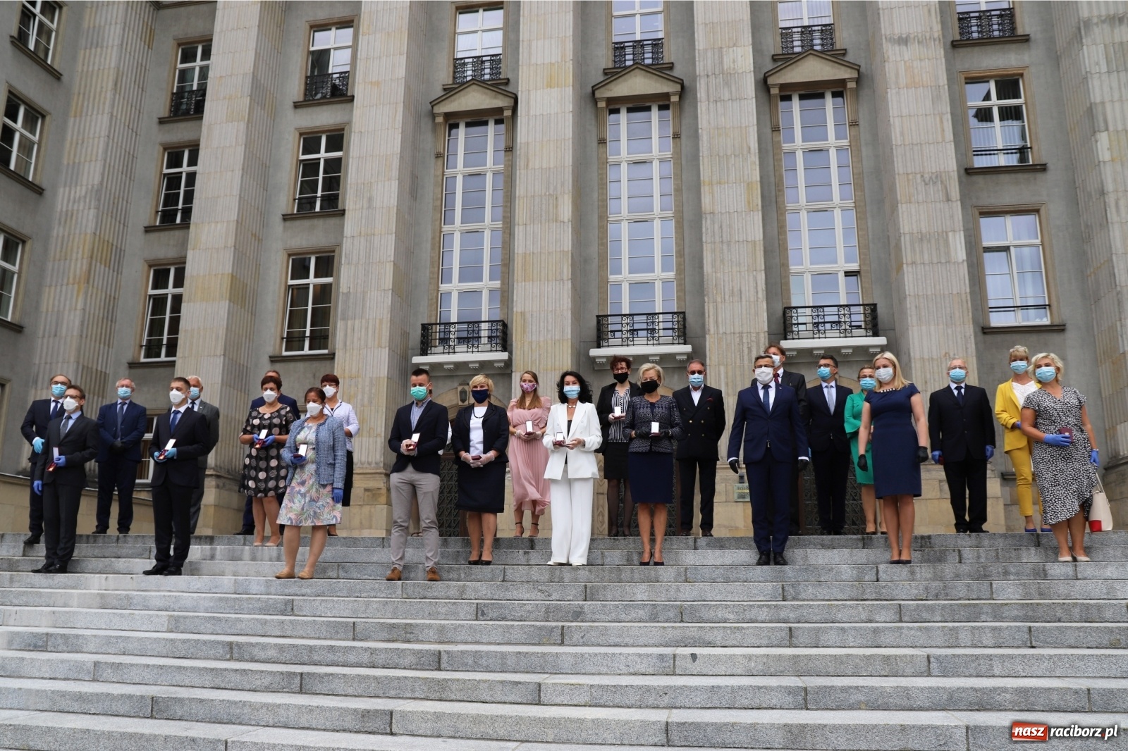 Zdjęcie w galerii na portalu naszraciborz.pl: Pracownicy służby zdrowia uhonorowani  wiadomości z regionu