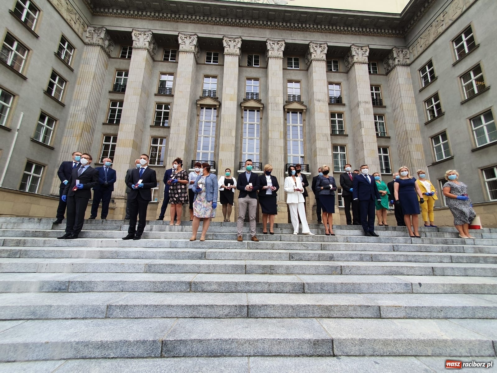 Zdjęcie w galerii na portalu naszraciborz.pl: Pracownicy służby zdrowia uhonorowani  wiadomości z regionu