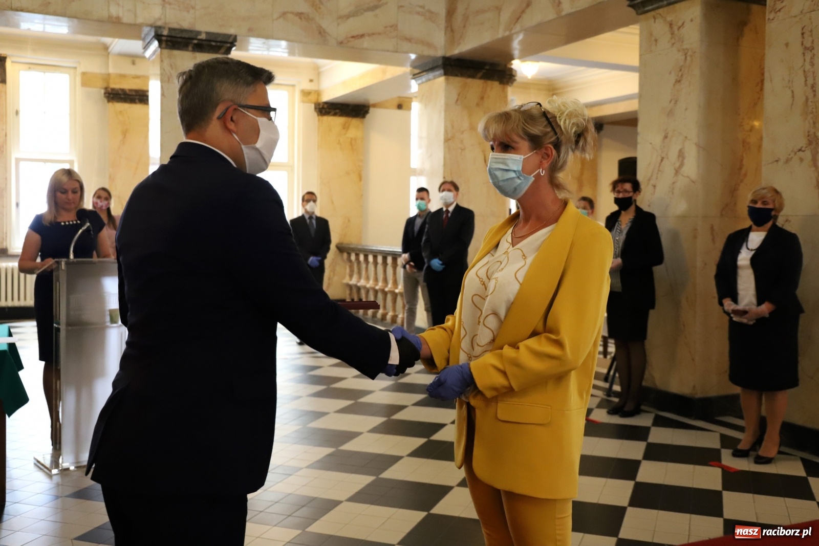 Zdjęcie w galerii na portalu naszraciborz.pl: Pracownicy służby zdrowia uhonorowani  wiadomości z regionu