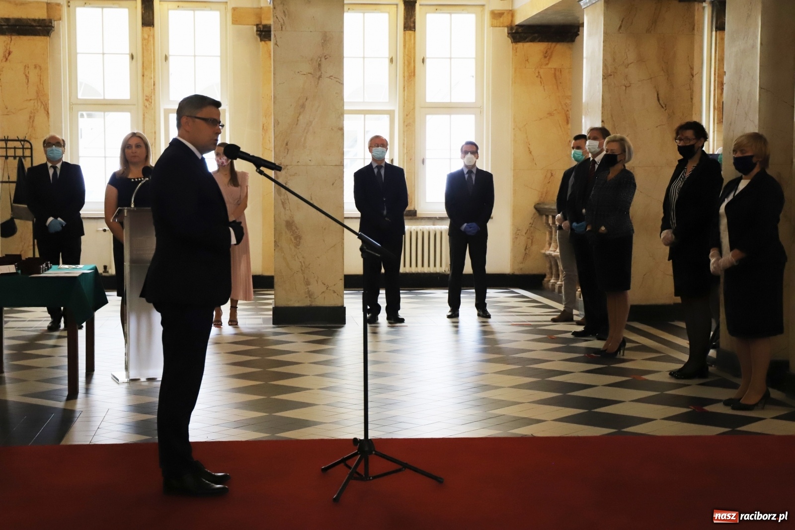 Zdjęcie w galerii na portalu naszraciborz.pl: Pracownicy służby zdrowia uhonorowani  wiadomości z regionu