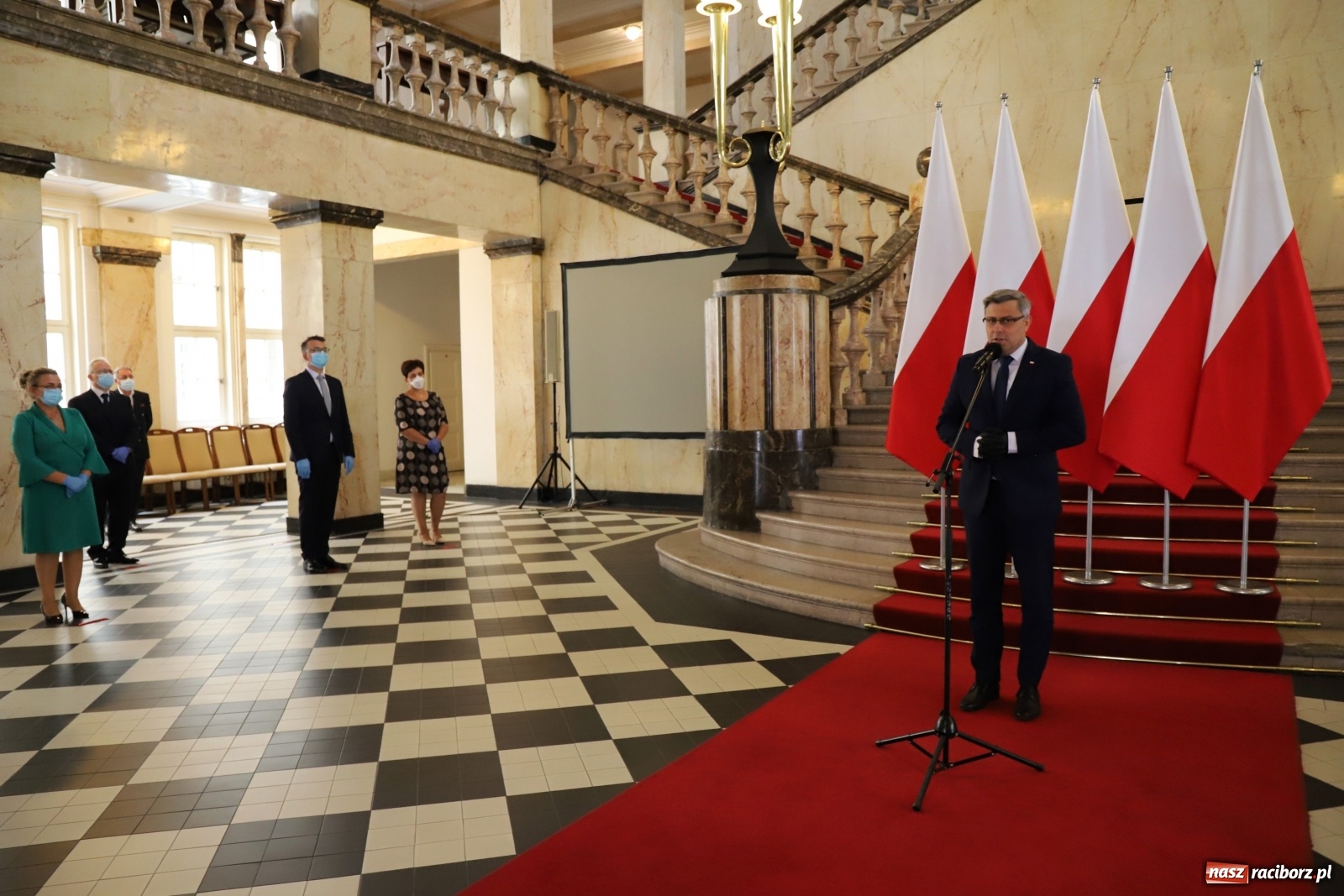 Zdjęcie w galerii na portalu naszraciborz.pl: Pracownicy służby zdrowia uhonorowani  wiadomości z regionu