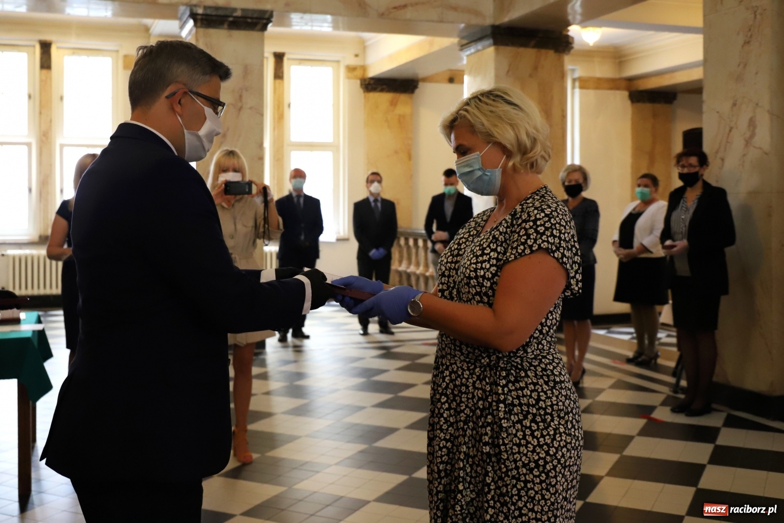 Zdjęcie w galerii na portalu naszraciborz.pl: Pracownicy służby zdrowia uhonorowani  wiadomości z regionu