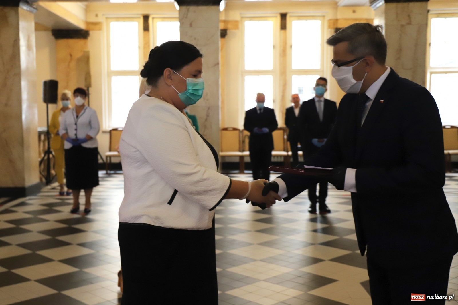 Zdjęcie w galerii na portalu naszraciborz.pl: Pracownicy służby zdrowia uhonorowani  wiadomości z regionu