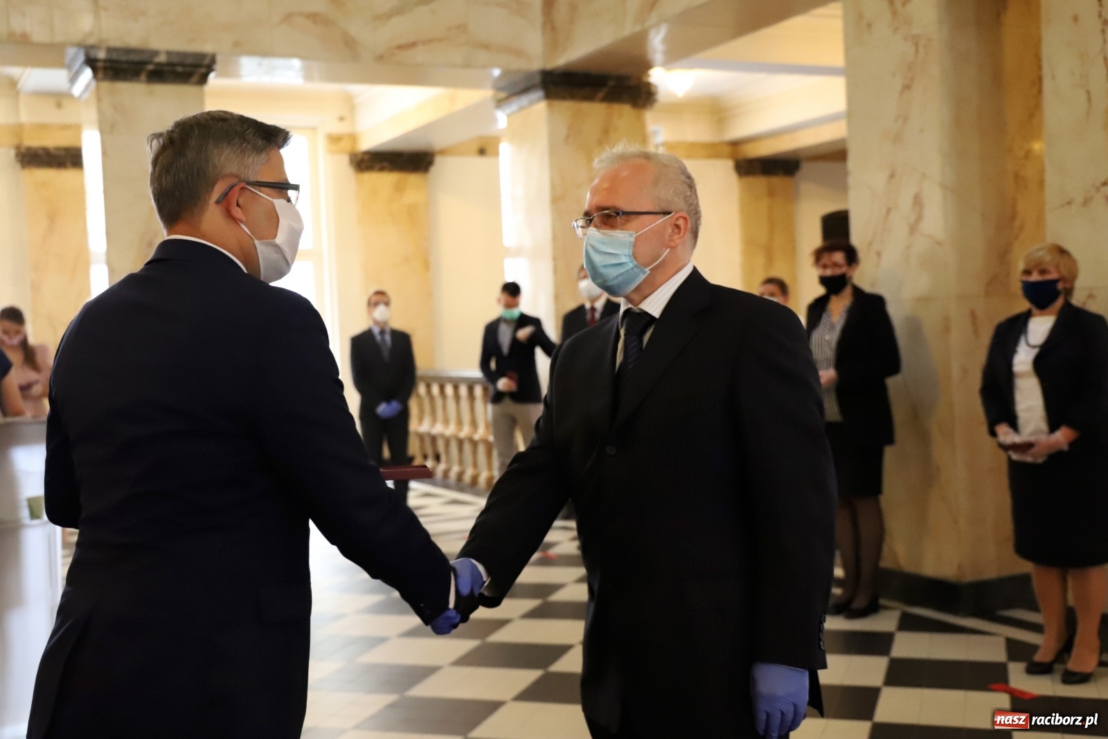 Zdjęcie w galerii na portalu naszraciborz.pl: Pracownicy służby zdrowia uhonorowani  wiadomości z regionu