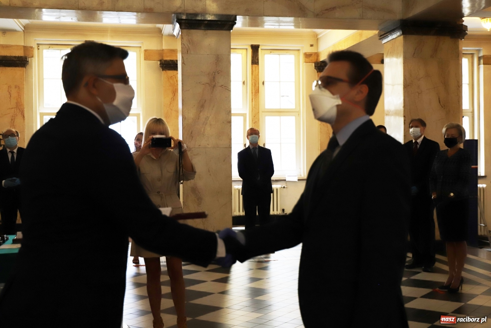 Zdjęcie w galerii na portalu naszraciborz.pl: Pracownicy służby zdrowia uhonorowani  wiadomości z regionu