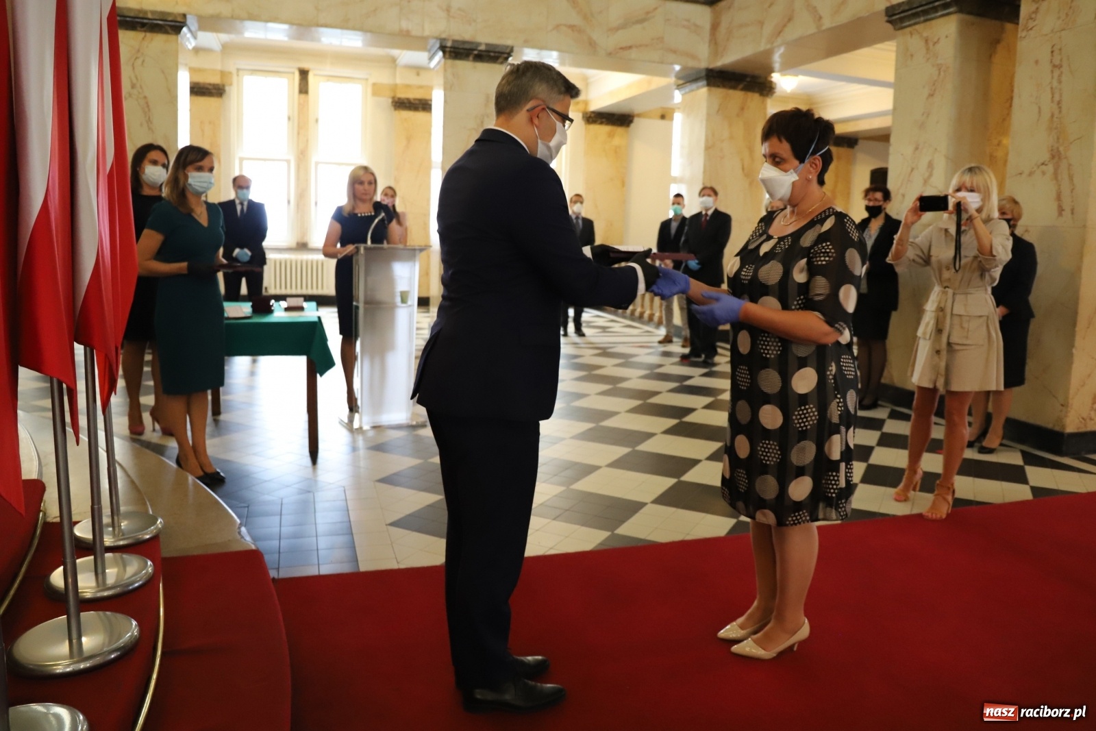 Zdjęcie w galerii na portalu naszraciborz.pl: Pracownicy służby zdrowia uhonorowani  wiadomości z regionu