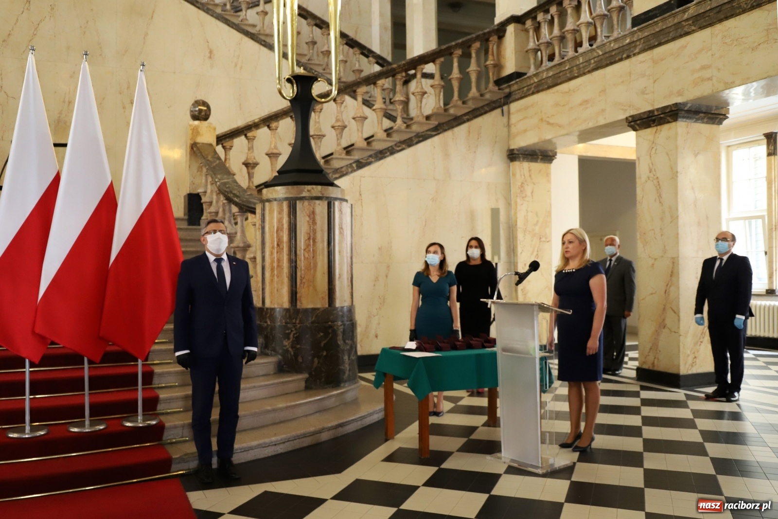 Zdjęcie w galerii na portalu naszraciborz.pl: Pracownicy służby zdrowia uhonorowani  wiadomości z regionu