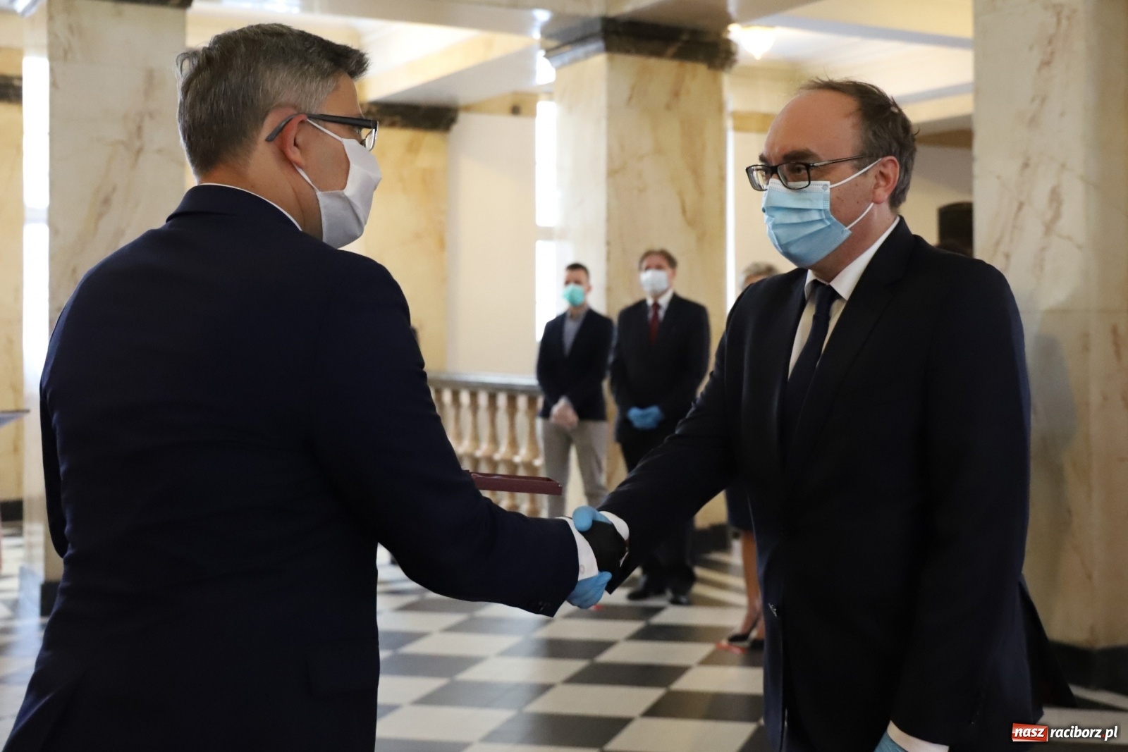 Zdjęcie w galerii na portalu naszraciborz.pl: Pracownicy służby zdrowia uhonorowani  wiadomości z regionu