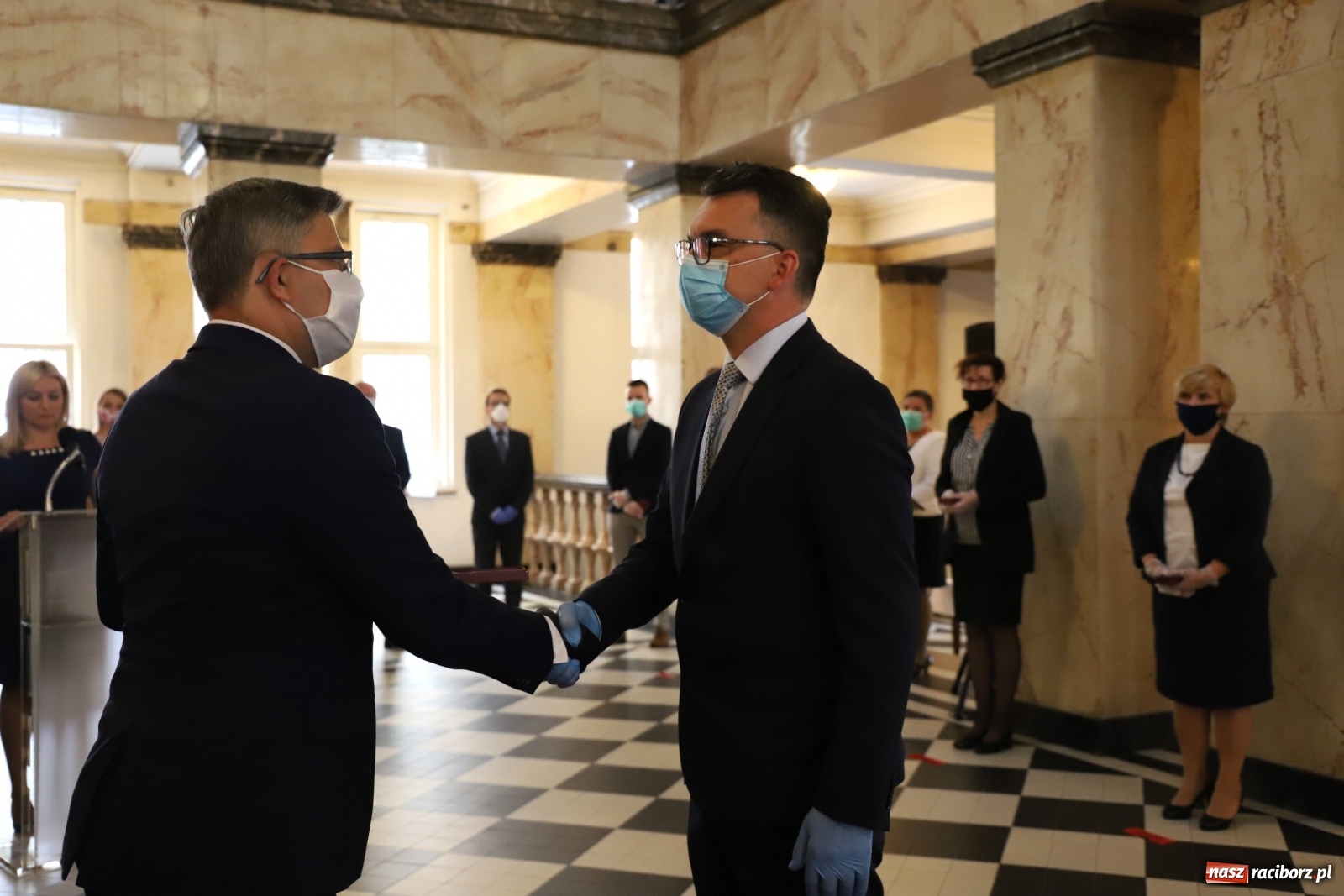 Zdjęcie w galerii na portalu naszraciborz.pl: Pracownicy służby zdrowia uhonorowani  wiadomości z regionu