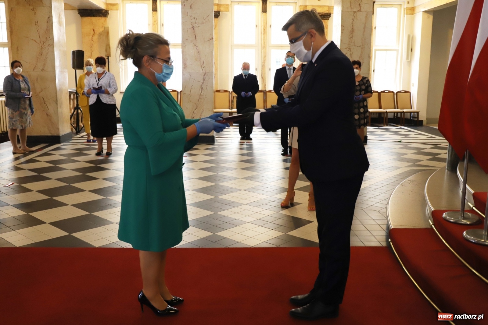 Zdjęcie w galerii na portalu naszraciborz.pl: Pracownicy służby zdrowia uhonorowani  wiadomości z regionu