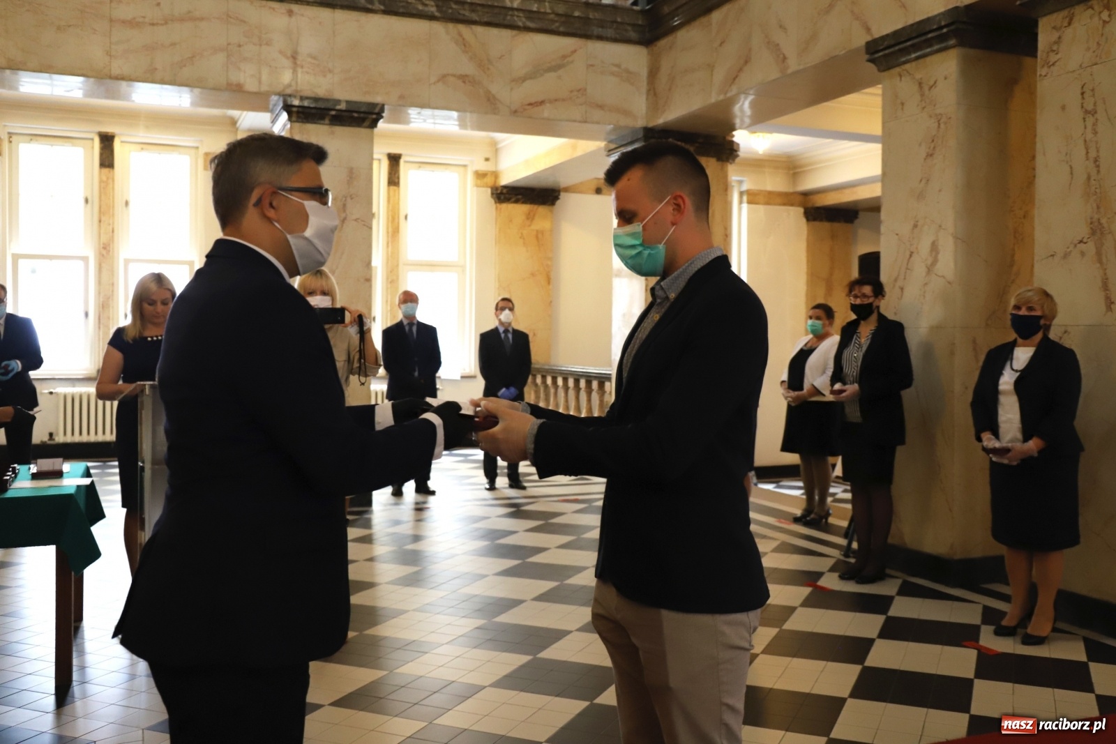 Zdjęcie w galerii na portalu naszraciborz.pl: Pracownicy służby zdrowia uhonorowani  wiadomości z regionu