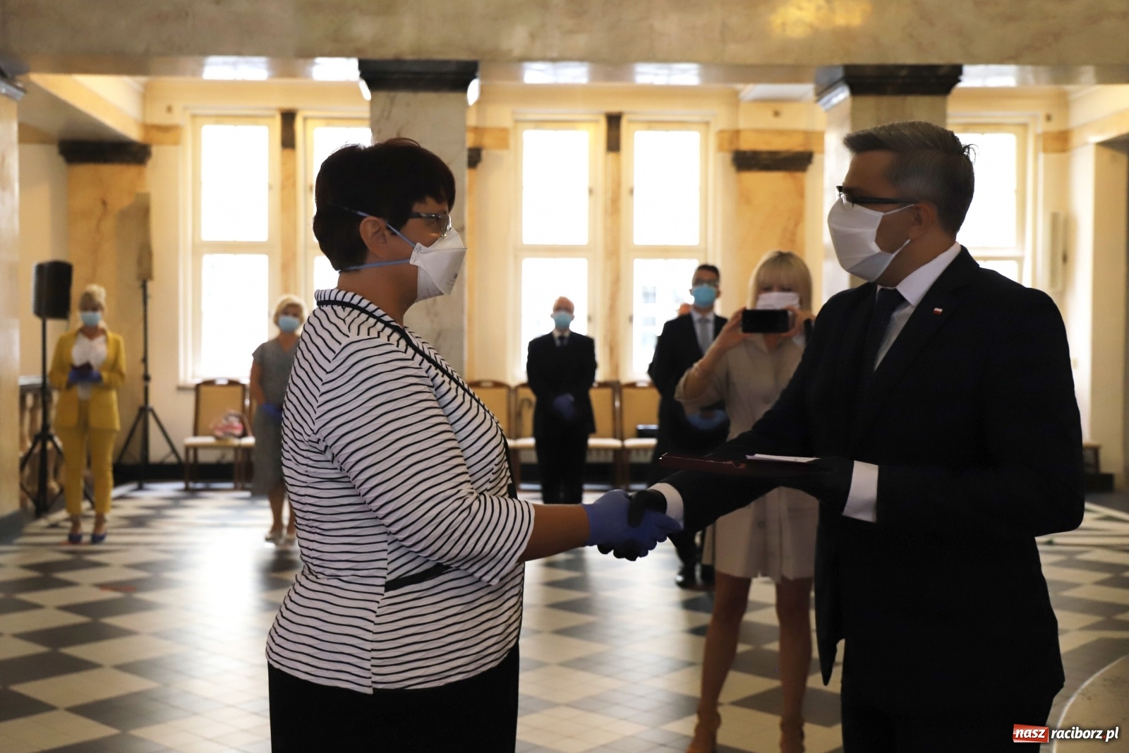 Zdjęcie w galerii na portalu naszraciborz.pl: Pracownicy służby zdrowia uhonorowani  wiadomości z regionu