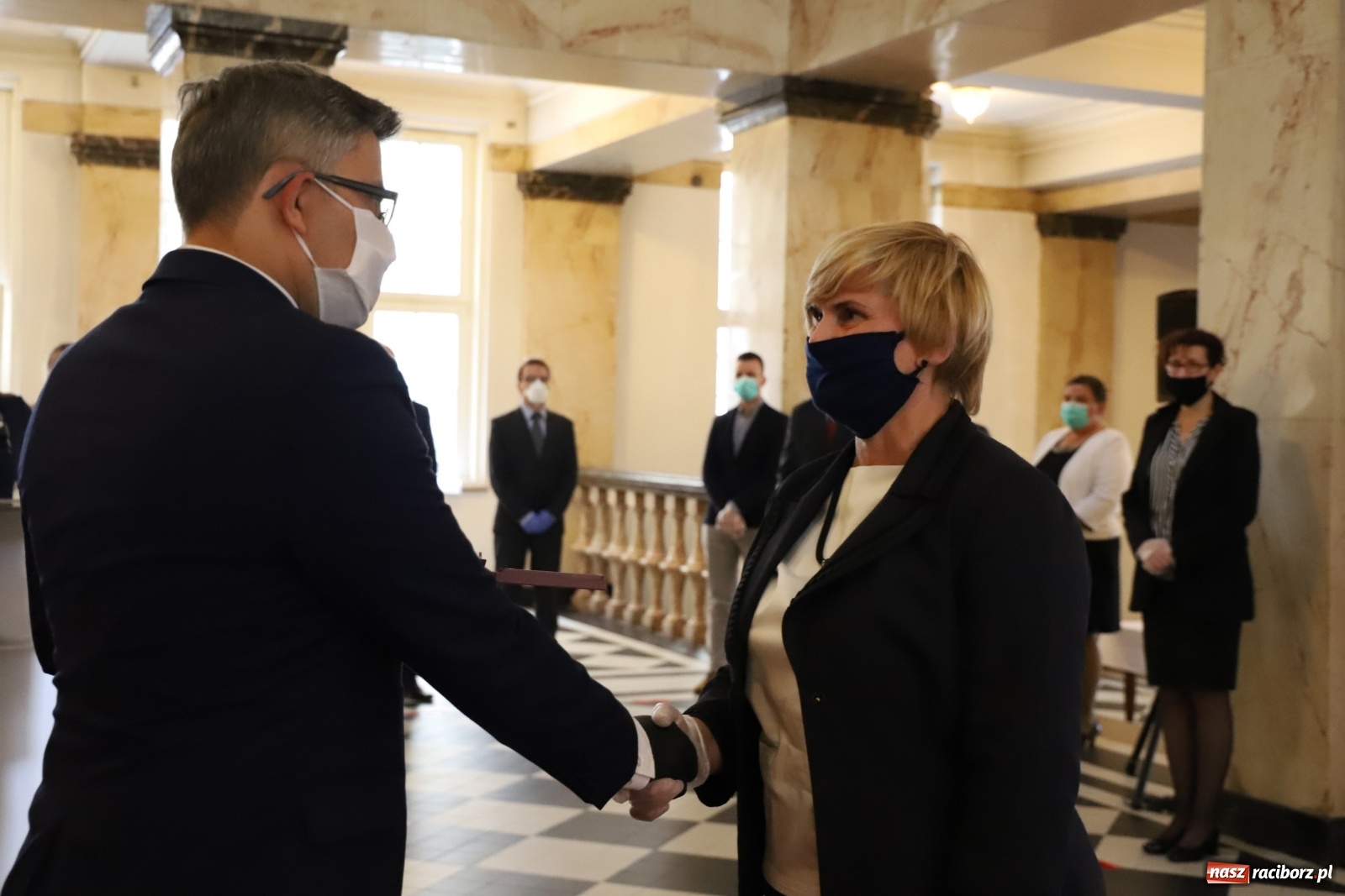 Zdjęcie w galerii na portalu naszraciborz.pl: Pracownicy służby zdrowia uhonorowani  wiadomości z regionu