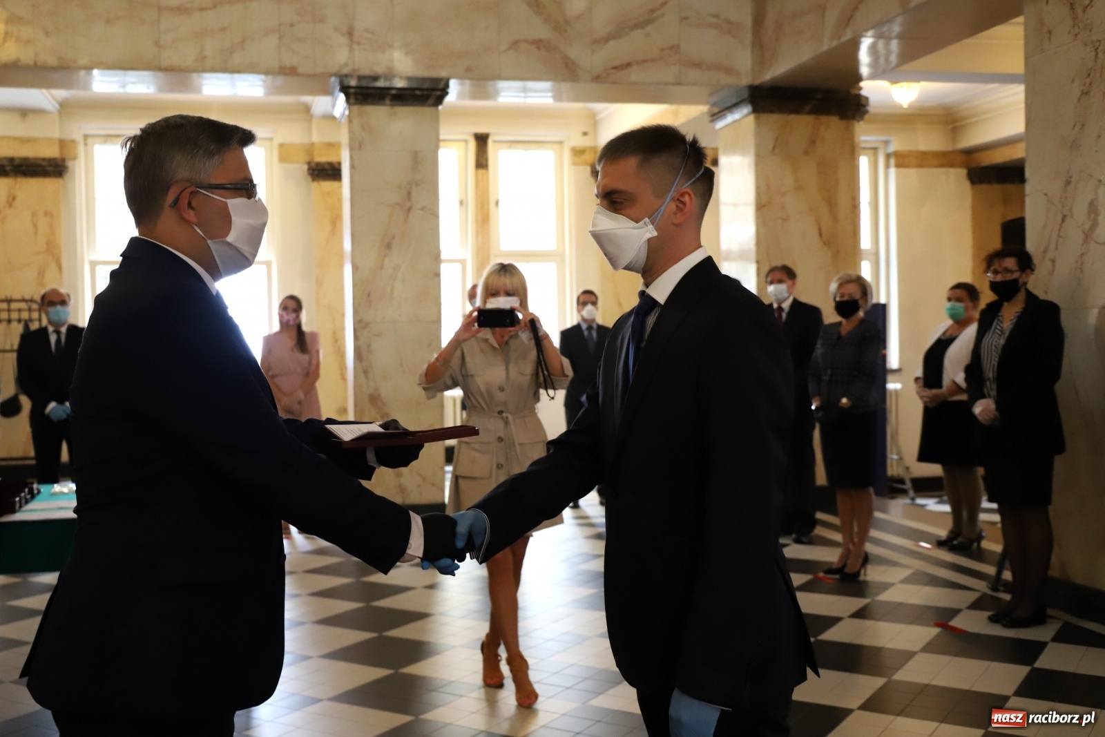 Zdjęcie w galerii na portalu naszraciborz.pl: Pracownicy służby zdrowia uhonorowani  wiadomości z regionu