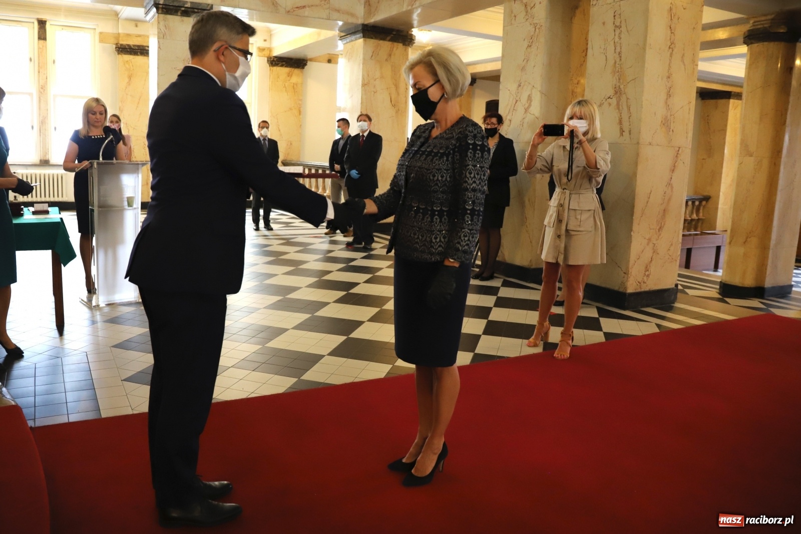 Zdjęcie w galerii na portalu naszraciborz.pl: Pracownicy służby zdrowia uhonorowani  wiadomości z regionu