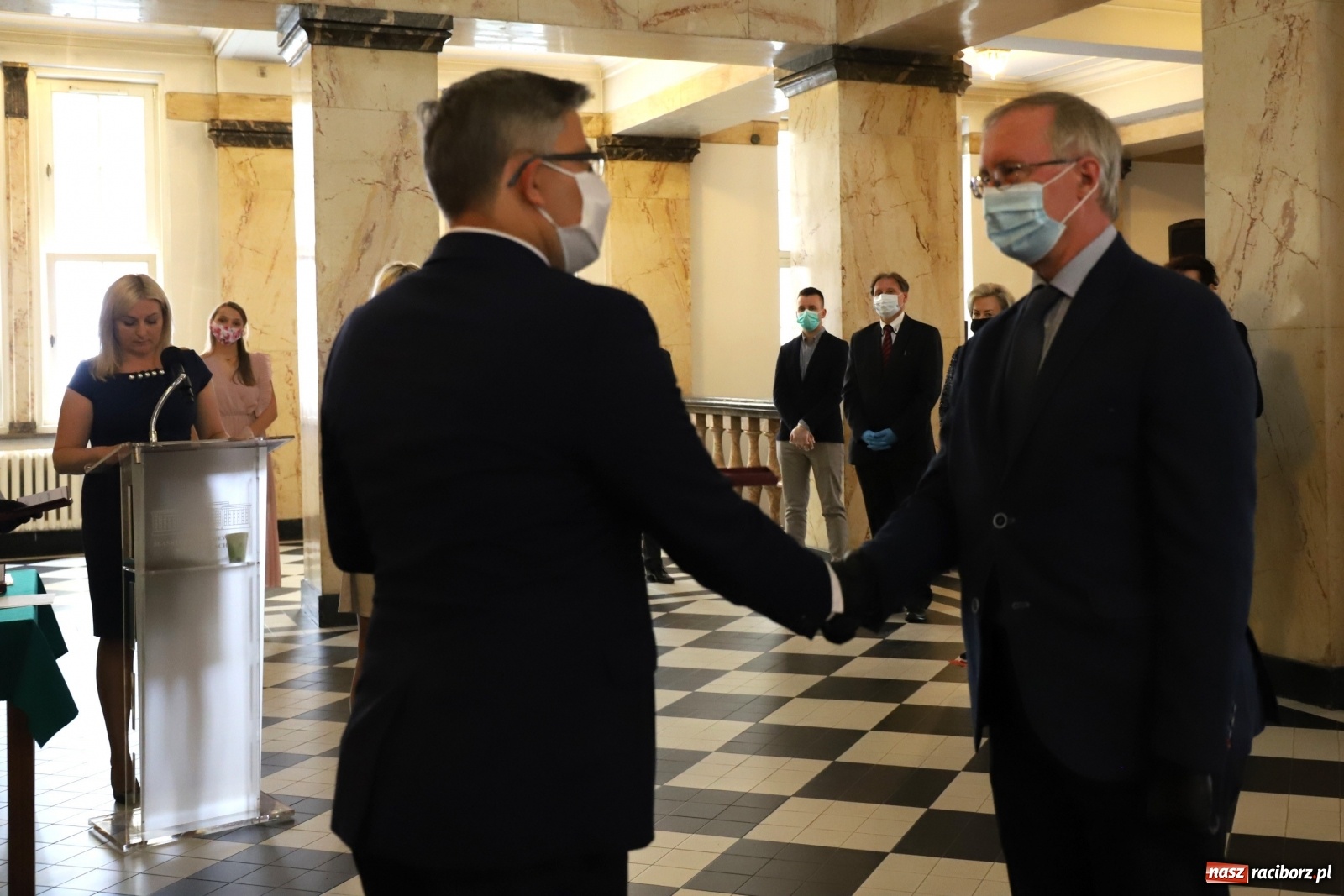 Zdjęcie w galerii na portalu naszraciborz.pl: Pracownicy służby zdrowia uhonorowani  wiadomości z regionu