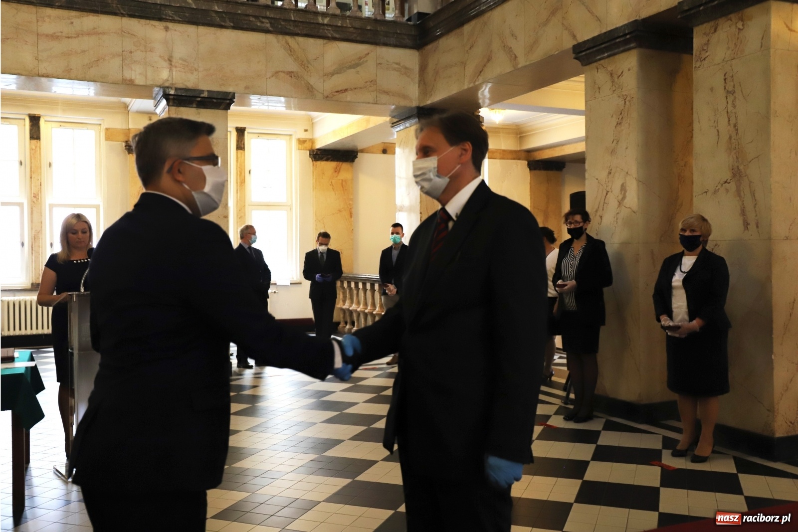 Zdjęcie w galerii na portalu naszraciborz.pl: Pracownicy służby zdrowia uhonorowani  wiadomości z regionu