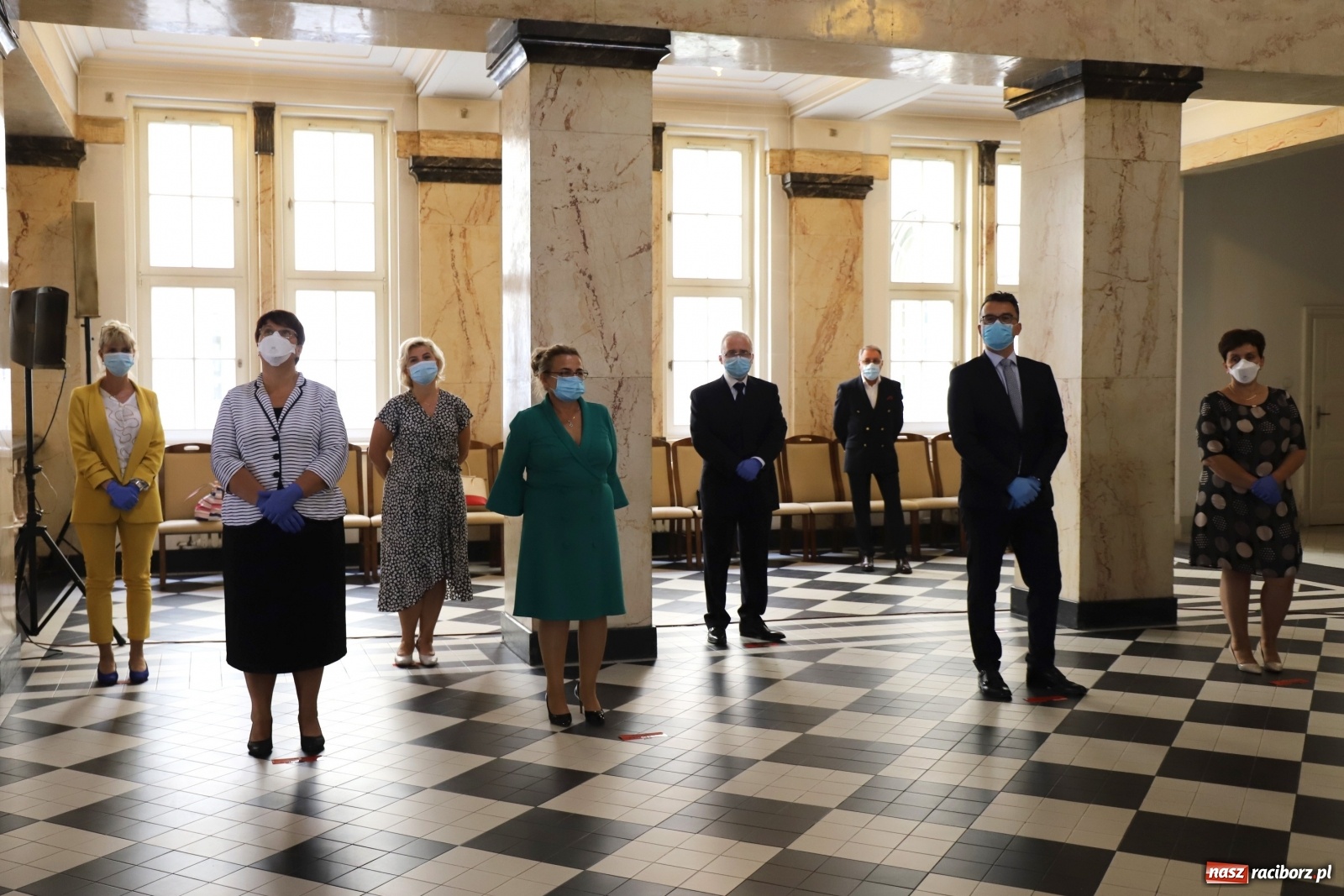 Zdjęcie w galerii na portalu naszraciborz.pl: Pracownicy służby zdrowia uhonorowani  wiadomości z regionu