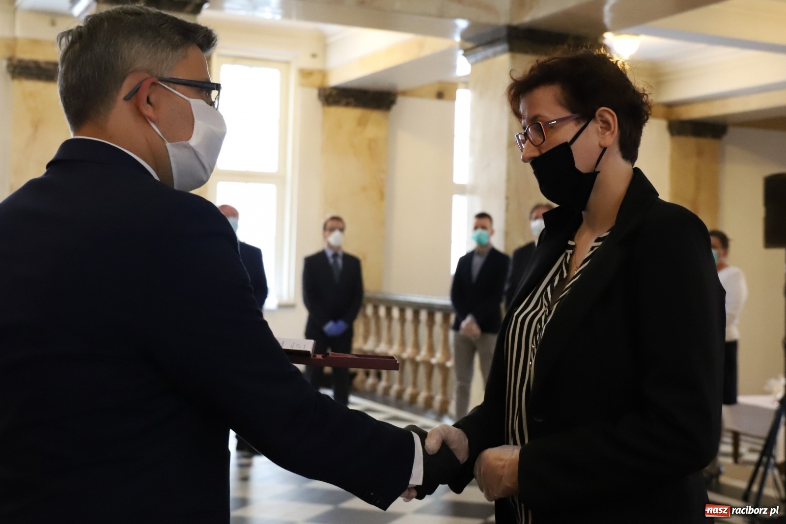 Zdjęcie w galerii na portalu naszraciborz.pl: Pracownicy służby zdrowia uhonorowani  wiadomości z regionu