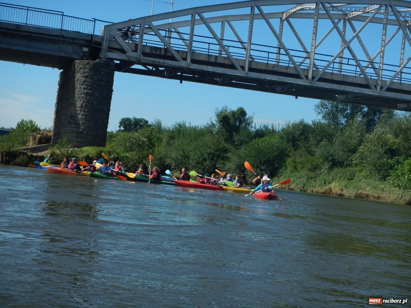 Zdjęcie w galerii na portalu naszraciborz.pl: Spływ kajakowy na koniec wakacji z GCK Nędza  wiadomości z regionu