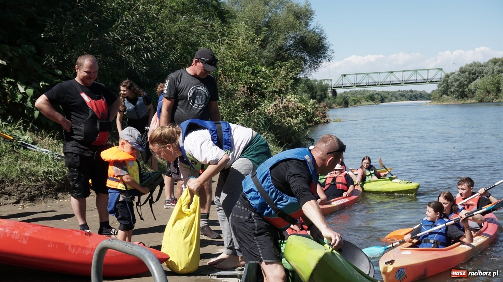 Zdjęcie w galerii na portalu naszraciborz.pl: Spływ kajakowy na koniec wakacji z GCK Nędza  wiadomości z regionu