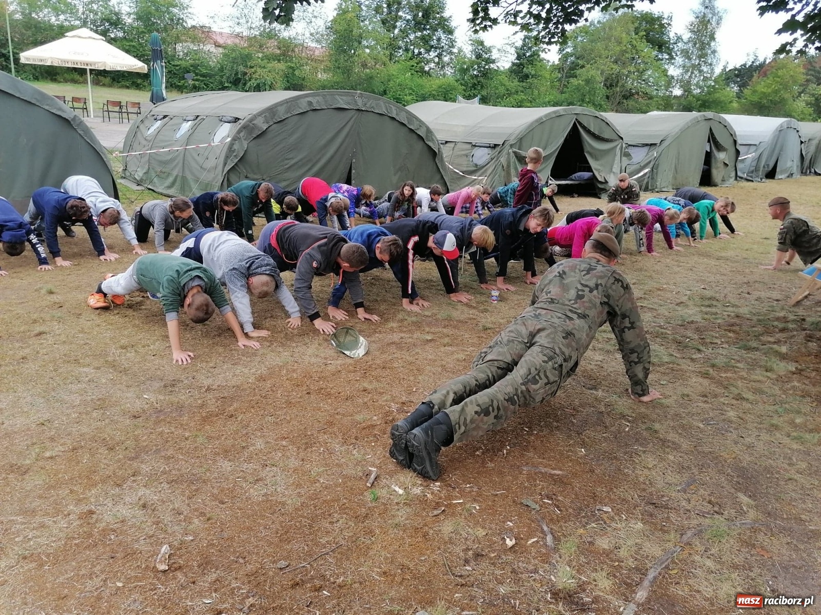 Zdjęcie w galerii na portalu naszraciborz.pl: Obóz wojskowy dla dzieci i młodzieży w Kuźni Raciborskiej [FOTO] wiadomości z regionu