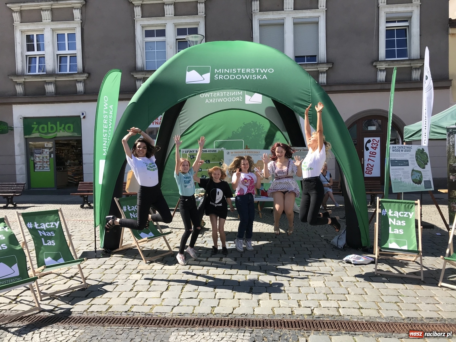Zdjęcie w galerii na portalu naszraciborz.pl: Młodzieżowa Rada Ekologiczna na raciborskim Rynku  wiadomości z regionu