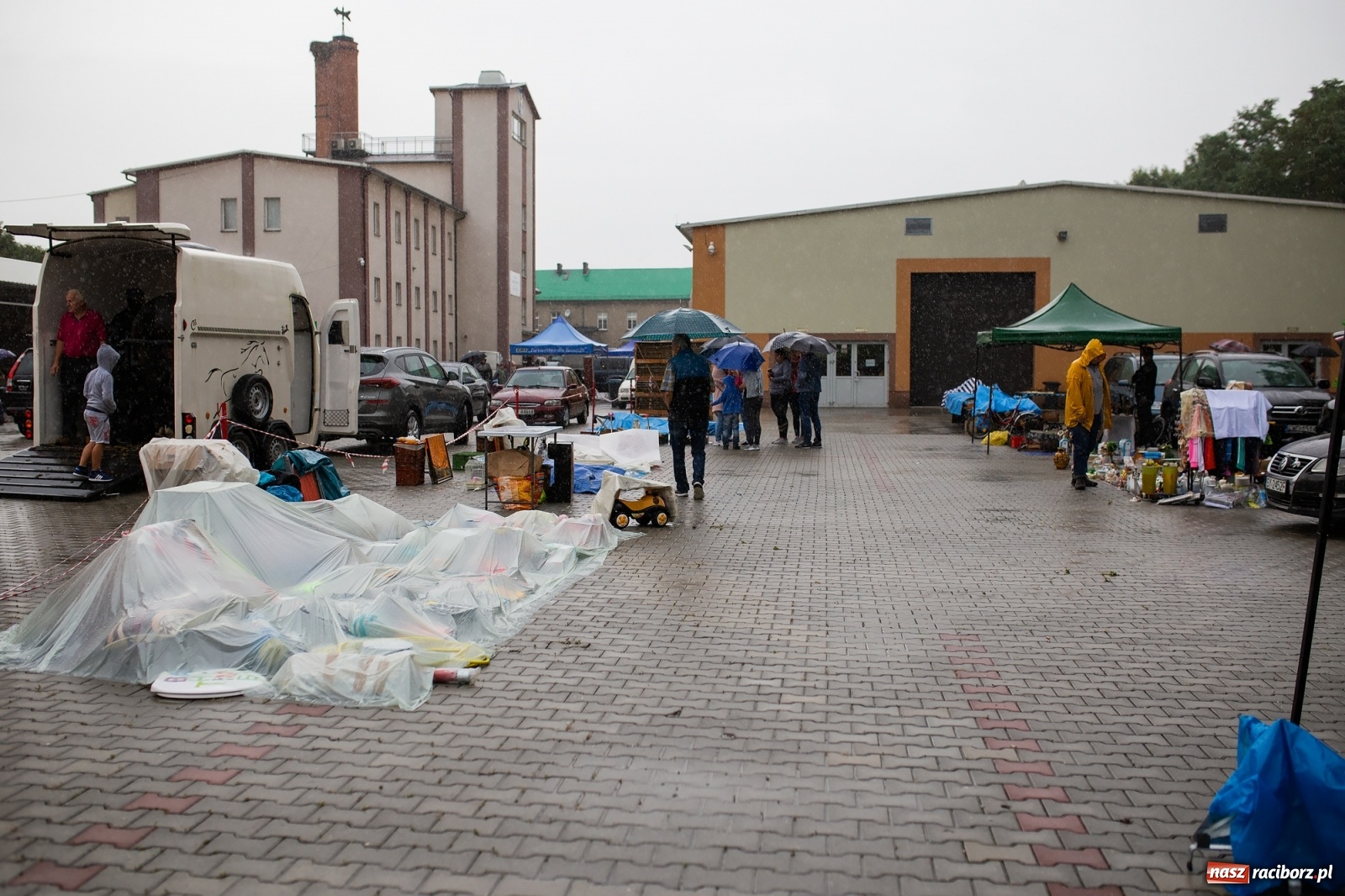 Zdjęcie w galerii na portalu naszraciborz.pl: Pogoda nie pomogła handlującym w Pietrowicach Wielkich  wiadomości z regionu