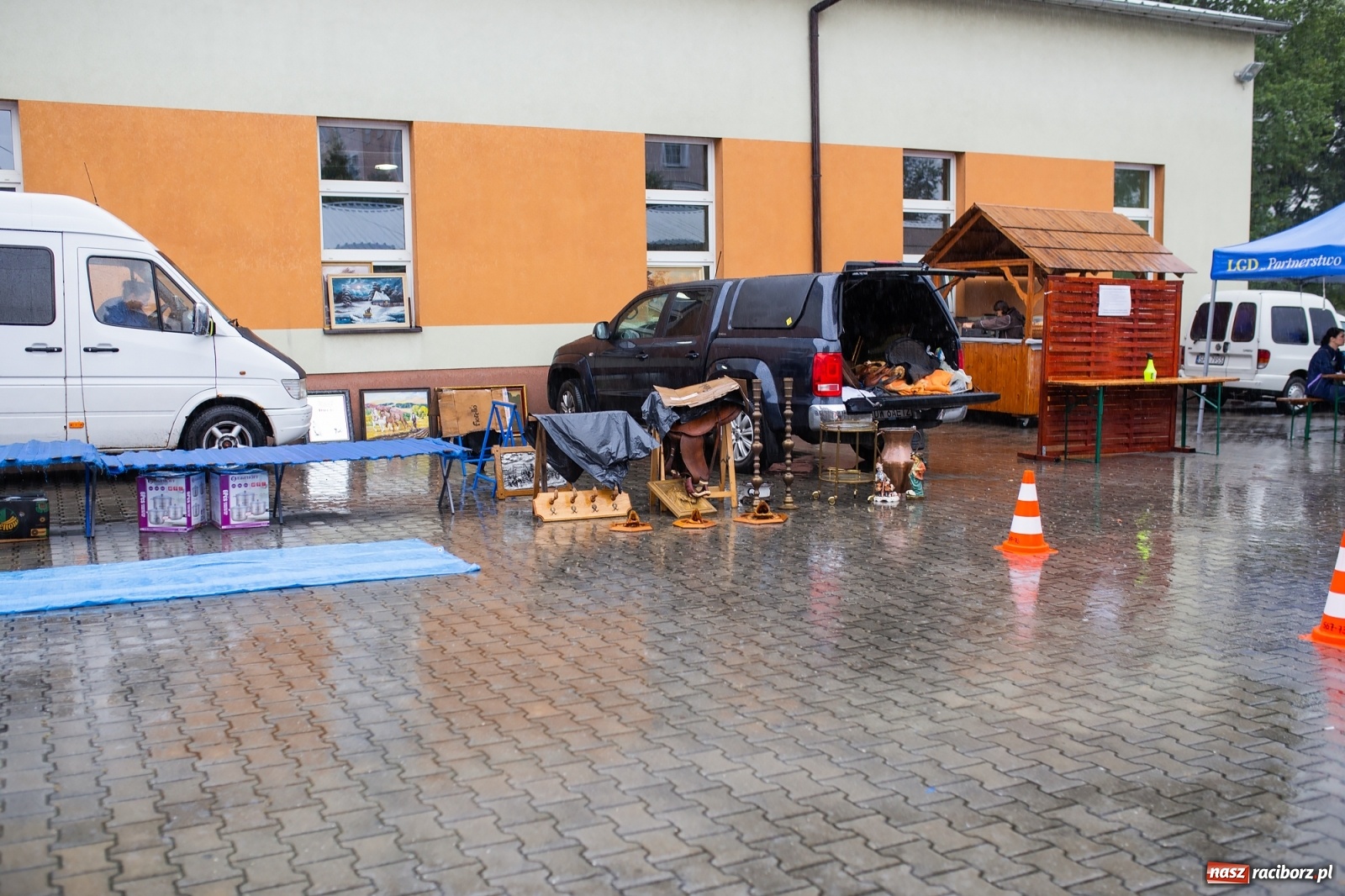 Zdjęcie w galerii na portalu naszraciborz.pl: Pogoda nie pomogła handlującym w Pietrowicach Wielkich  wiadomości z regionu