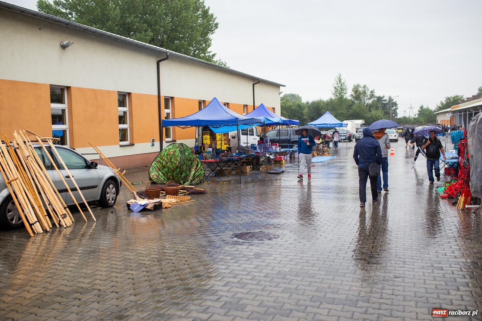 Zdjęcie w galerii na portalu naszraciborz.pl: Pogoda nie pomogła handlującym w Pietrowicach Wielkich  wiadomości z regionu