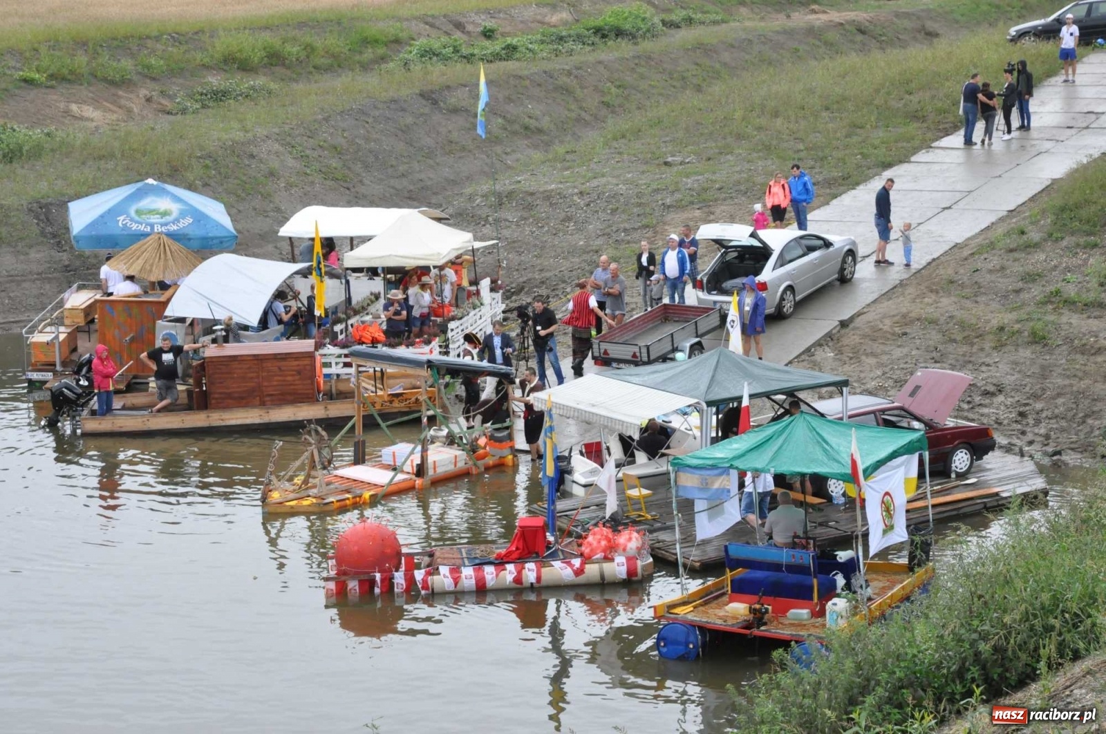 Zdjęcie w galerii na portalu naszraciborz.pl: Grill w polonezie, trumna i koronawirus. Pływadło 2020 [FOTO i WIDEO] wiadomości z regionu