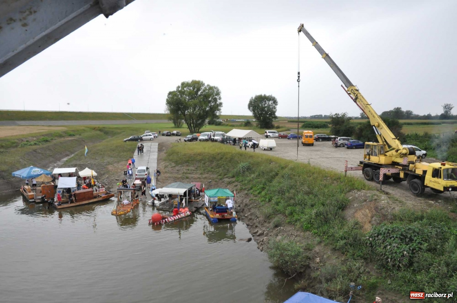 Zdjęcie w galerii na portalu naszraciborz.pl: Grill w polonezie, trumna i koronawirus. Pływadło 2020 [FOTO i WIDEO] wiadomości z regionu