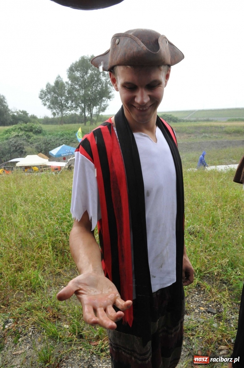 Zdjęcie w galerii na portalu naszraciborz.pl: Grill w polonezie, trumna i koronawirus. Pływadło 2020 [FOTO i WIDEO] wiadomości z regionu