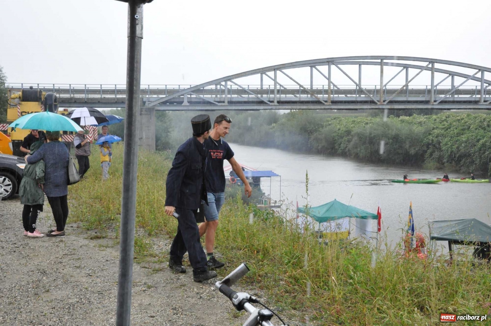Zdjęcie w galerii na portalu naszraciborz.pl: Grill w polonezie, trumna i koronawirus. Pływadło 2020 [FOTO i WIDEO] wiadomości z regionu