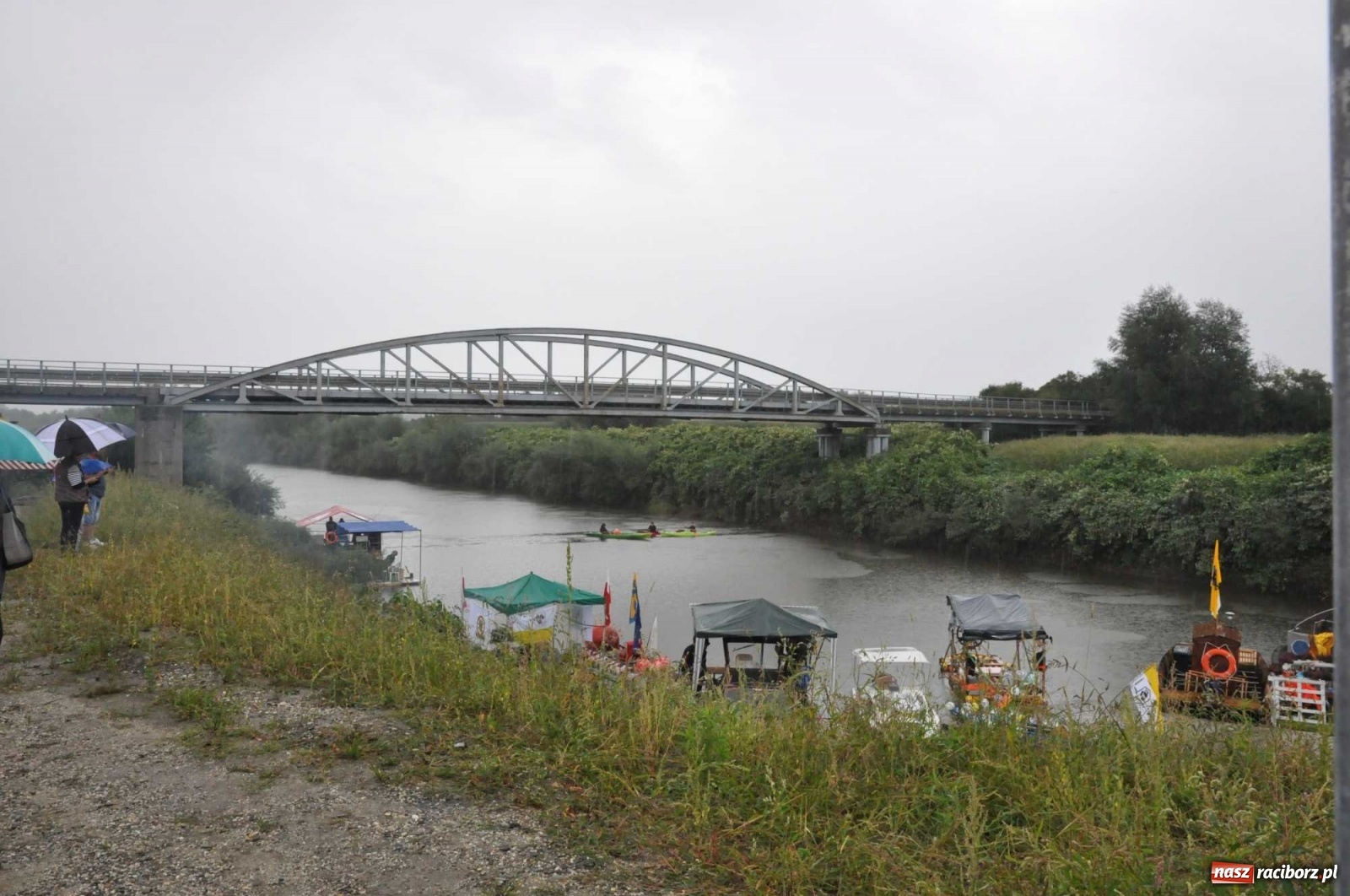 Zdjęcie w galerii na portalu naszraciborz.pl: Grill w polonezie, trumna i koronawirus. Pływadło 2020 [FOTO i WIDEO] wiadomości z regionu