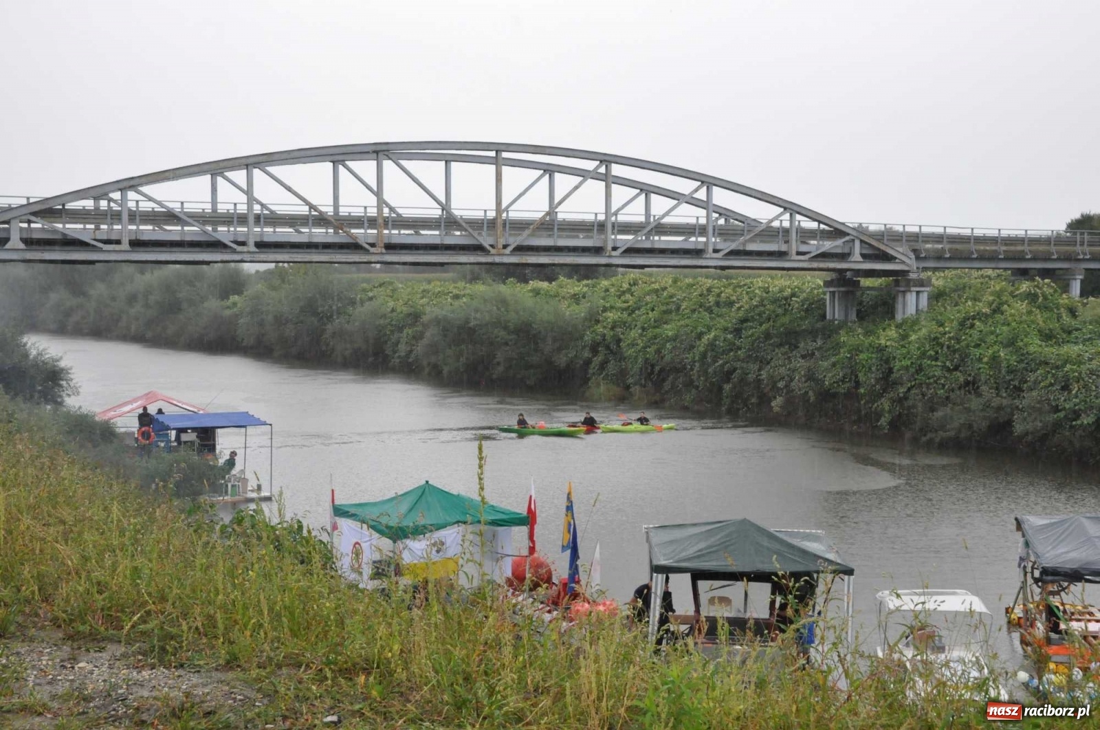 Zdjęcie w galerii na portalu naszraciborz.pl: Grill w polonezie, trumna i koronawirus. Pływadło 2020 [FOTO i WIDEO] wiadomości z regionu