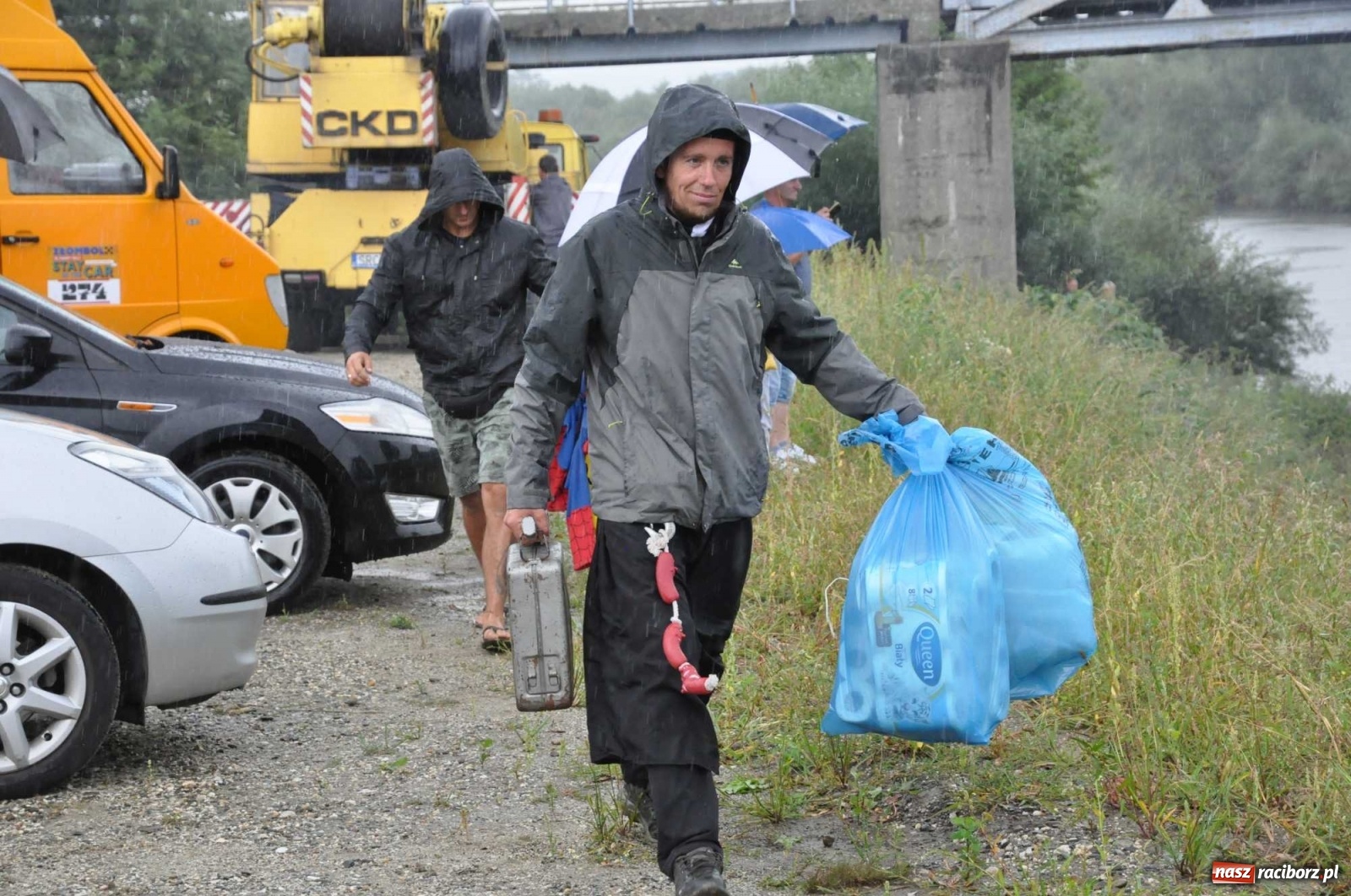 Zdjęcie w galerii na portalu naszraciborz.pl: Grill w polonezie, trumna i koronawirus. Pływadło 2020 [FOTO i WIDEO] wiadomości z regionu