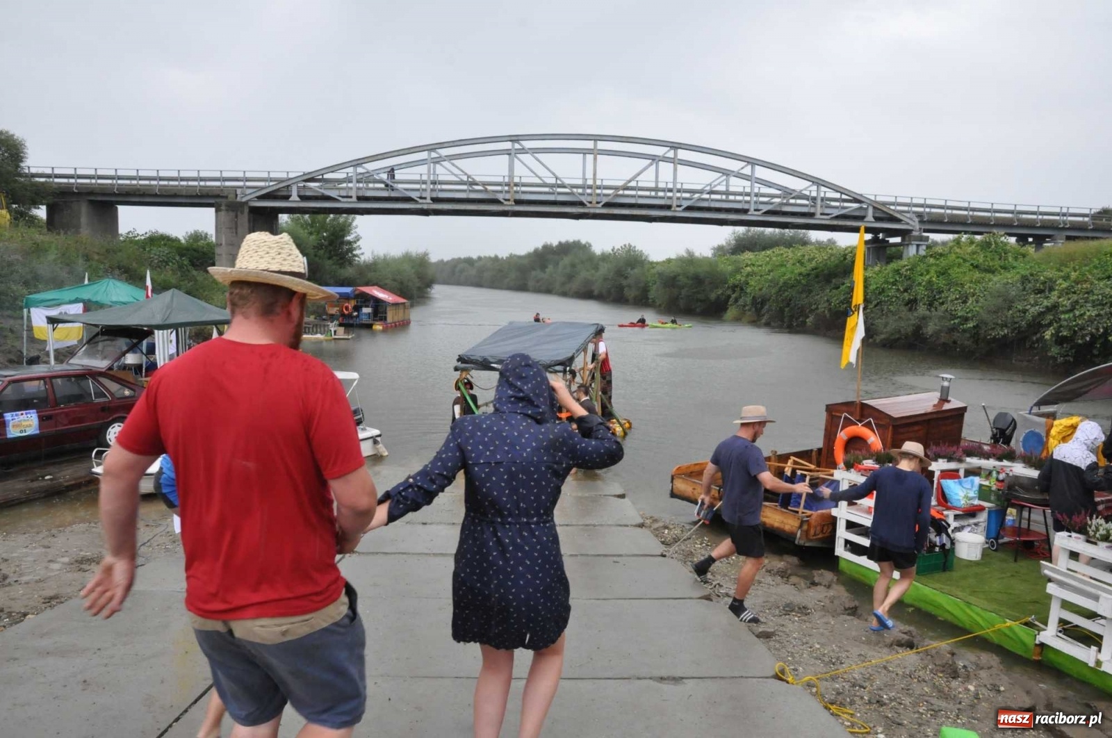 Zdjęcie w galerii na portalu naszraciborz.pl: Grill w polonezie, trumna i koronawirus. Pływadło 2020 [FOTO i WIDEO] wiadomości z regionu